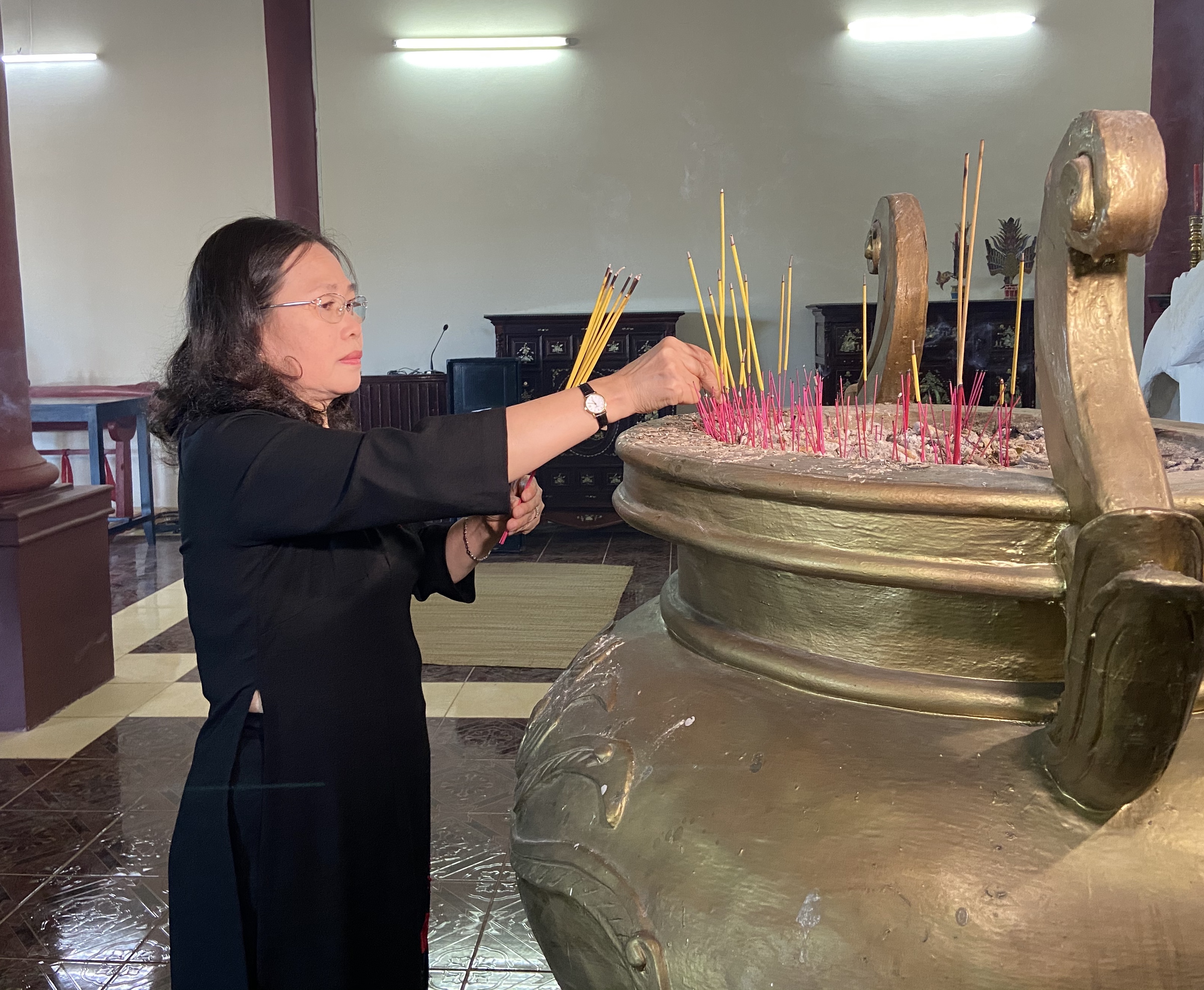 Bà Nguyễn Thị Yến, Phó Bí thư Thường trực Tỉnh ủy, Trưởng Đoàn ĐBQH tỉnh dâng hương tại Đền Liệt sĩ xã Hòa Long (TP.Bà Rịa). Ảnh: HOÀNG HƯỜNG