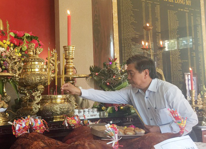 Ông Lê Tuấn Quốc, Phó Chủ tịch UBND tỉnh thắp hương tưởng nhớ các Anh hùng Liệt sĩ tại Đền xã Long Mỹ.