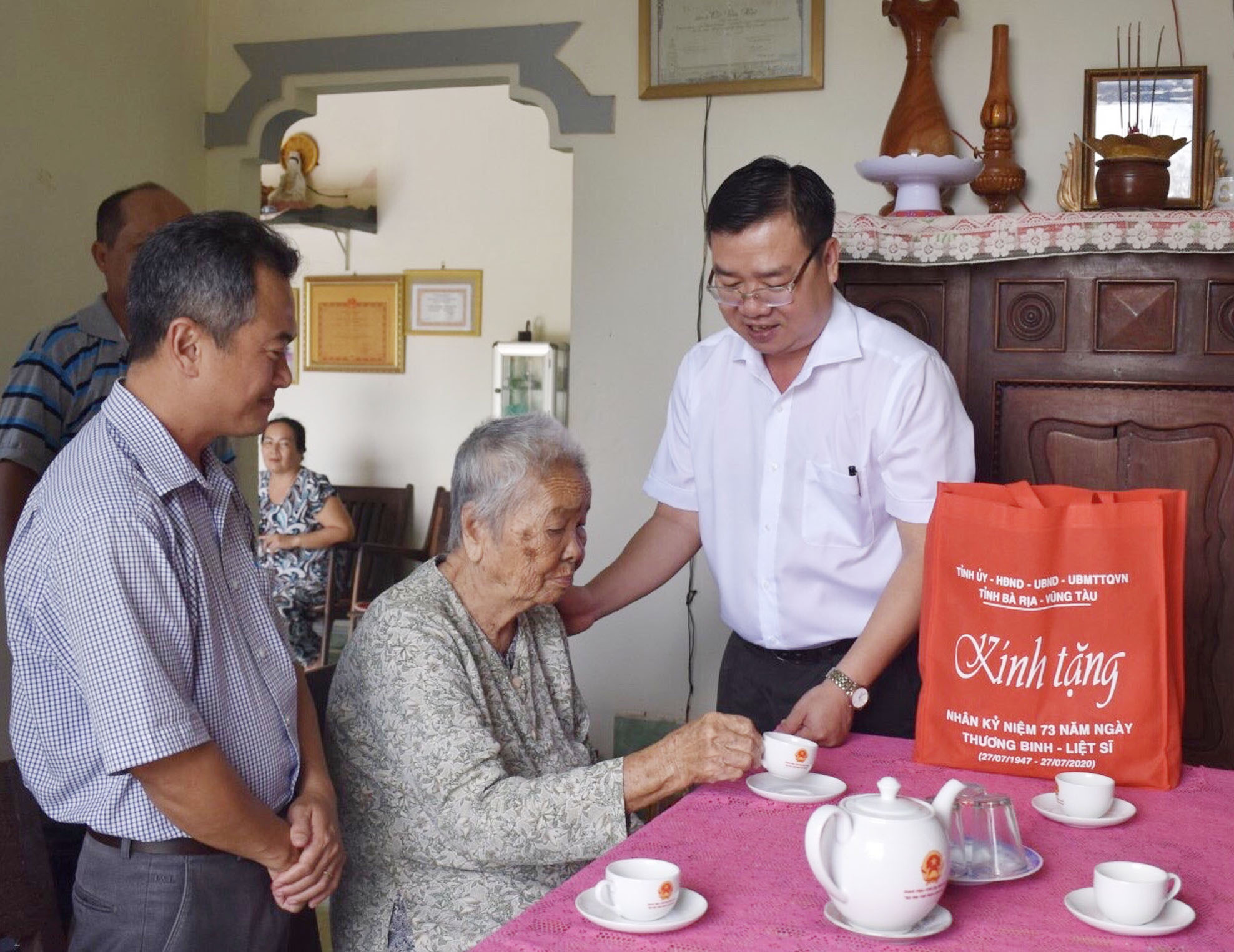 Ông Nguyễn Văn Đồng, Ủy viên Ban Thường vụ Tỉnh ủy, Trưởng Ban Dân vận Tỉnh ủy thăm hỏi, động viên, tặng quà Mẹ VNAH Trần Thị Hiên (ấp Bàu Hàm, xã Tân Lâm, huyện Xuyên Mộc). Ảnh: PHI DŨNG