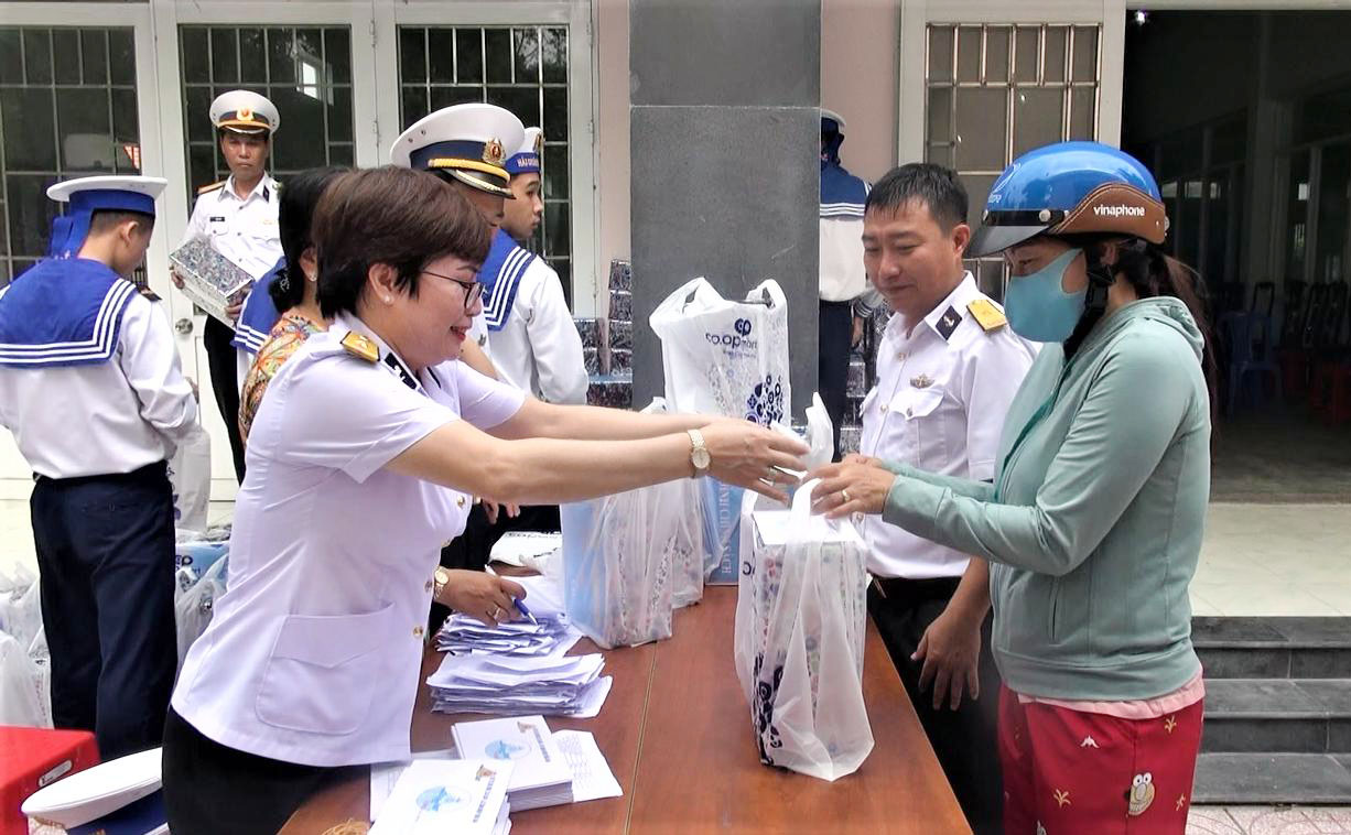 Thương binh, bệnh binh và các gia đình chính sách trên địa bàn xã Long Sơn được nhận quà nhân kỷ niệm ngày TBLS.
