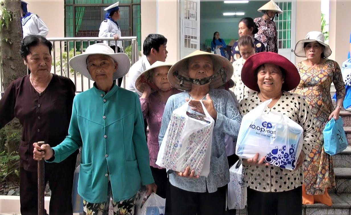 Bà con xã đảo Long Sơn vui mừng khi được nhận quà.