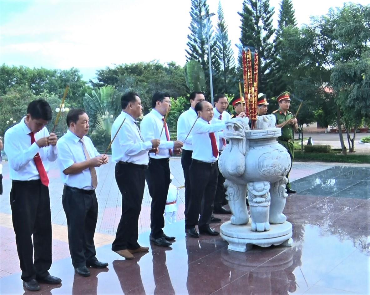 Các đồng chí lãnh đạo huyện Châu Đức dâng hương tại Tượng đài Chiến Thắng Bình Giã.