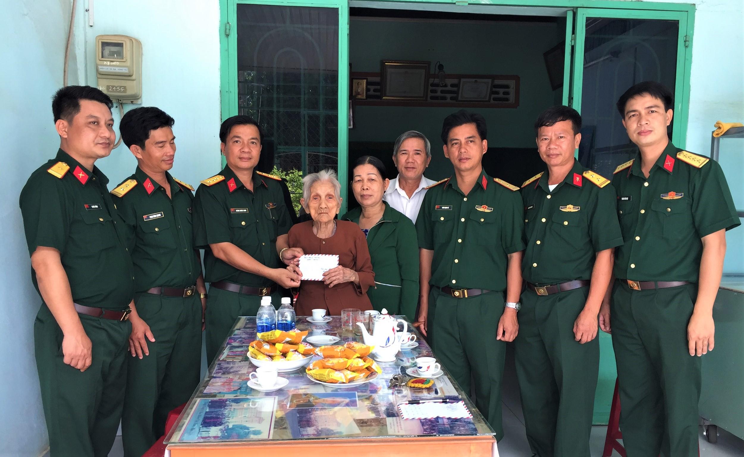 Thượng tá Hoàng Nghĩa Minh, Trung đoàn trưởng Trung đoàn Bình Giã (huyện Củ Chi, TP.HCM) (thứ 3 từ trái qua) cùng đại diện Trung đoàn thăm, tặng quà Mẹ VNAH Lại Thị Bạn (xã Nghĩa Thành, huyện Châu Đức)