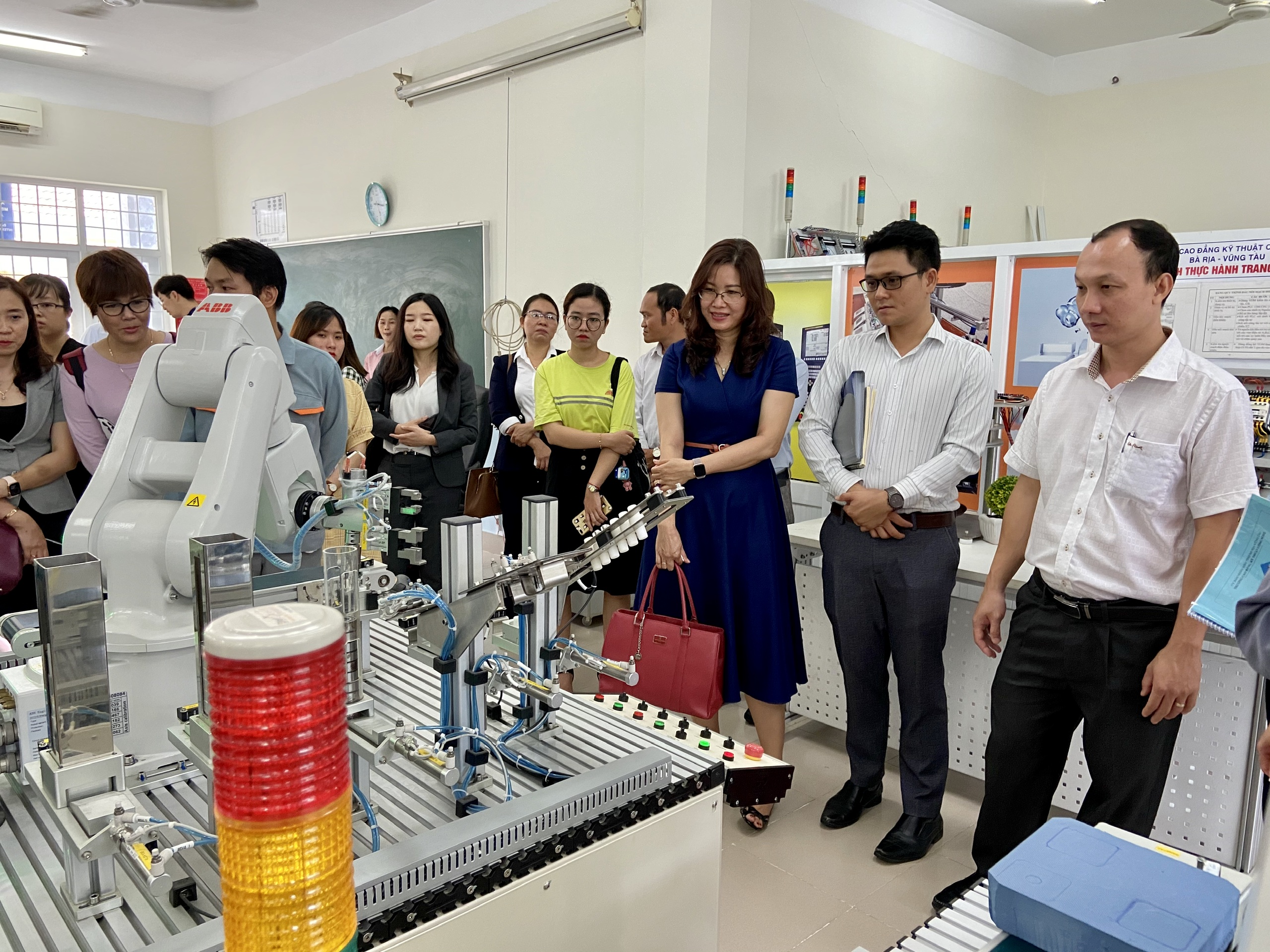 Nhà trường và DN hợp tác trong đào tạo sẽ giúp đôi bên cùng có lợi. Trong ảnh: Các DN tham quan cơ sở vật chất của Trường CĐ Kỹ thuật Công nghệ BR-VT.