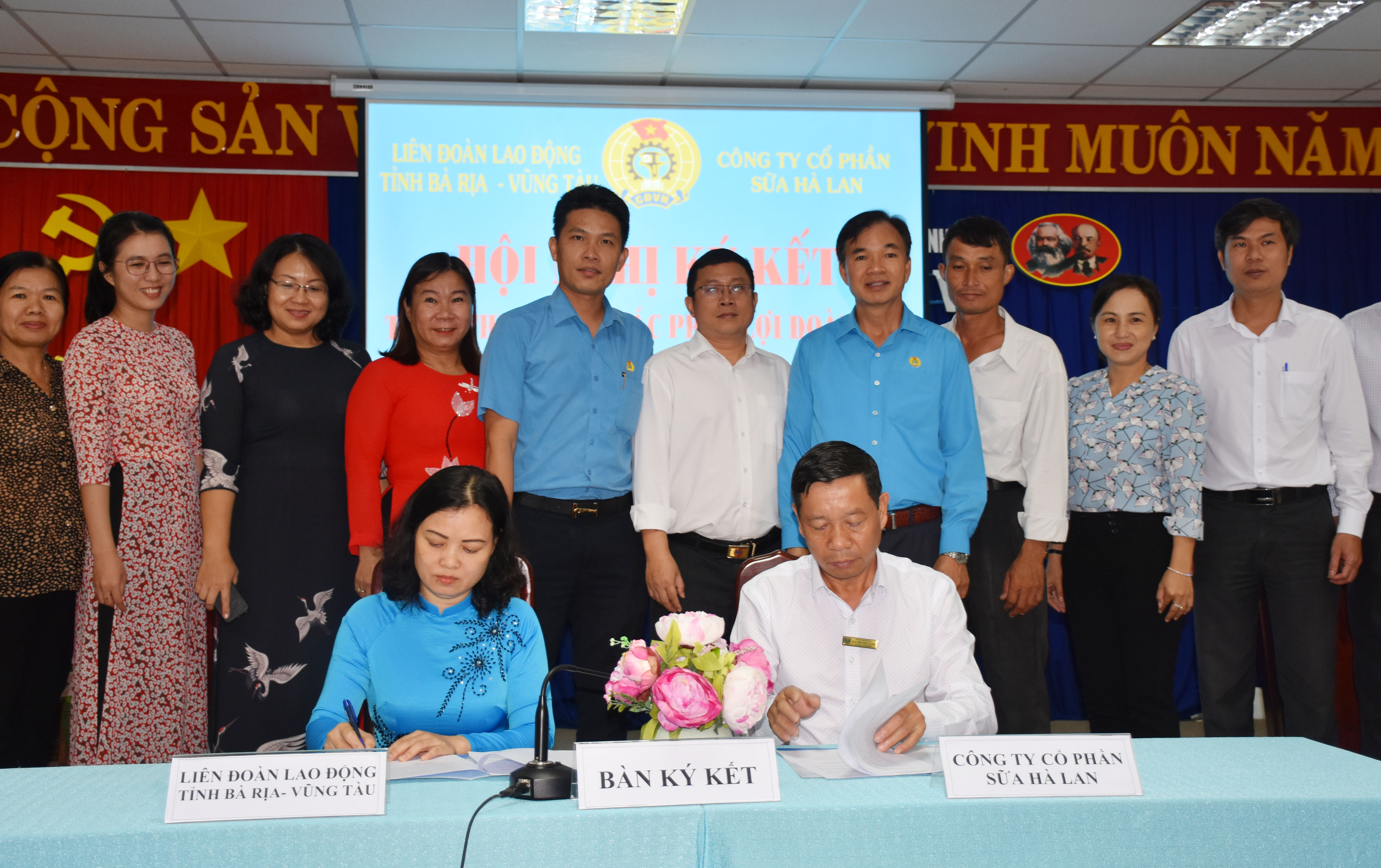Bà Huỳnh Thị Phúc, Phó Chủ tịch LĐLĐ tỉnh ký kết thỏa thuận hợp tác phúc lợi đoàn viên với đại diện Công ty CP Sữa Hà Lan.