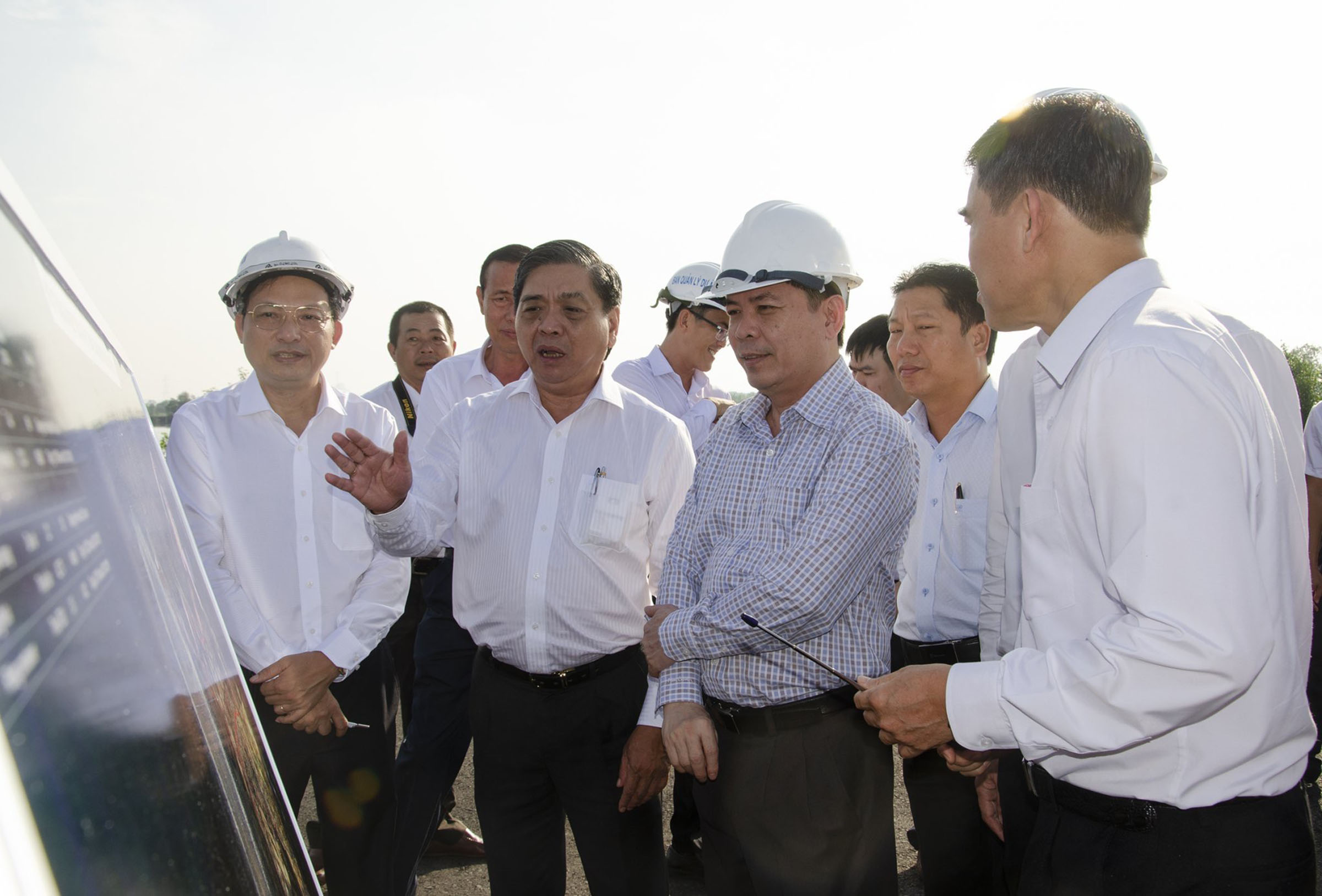 Ông Lê Tuấn Quốc, Phó Chủ tịch UBND tỉnh trình bày với Bộ trưởng Bộ GT-VT Nguyễn Văn Thể về dự án cầu Phước An vào cuối tháng 5/2020. 