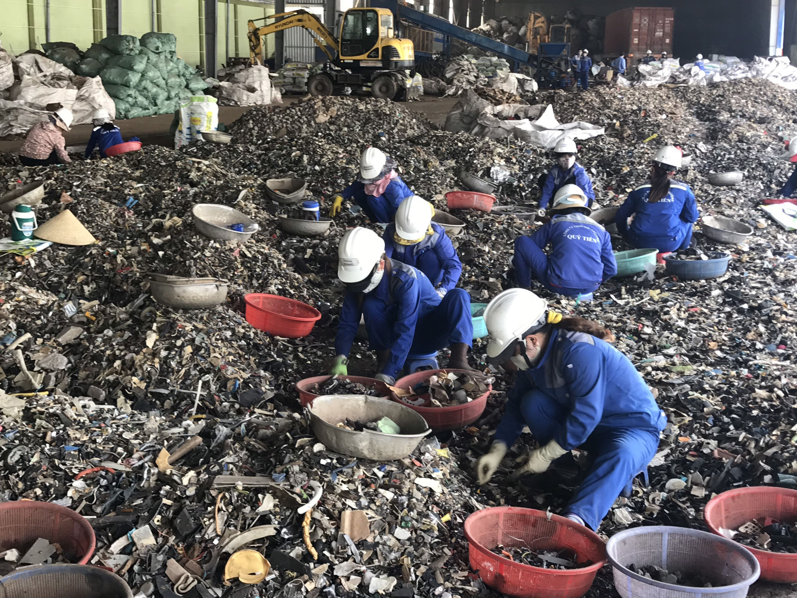 Phân loại chất thải tại Nhà máy xử lý chất thải nguy hại Quý Tiến (Khu XLCTTT Tóc Tiên).