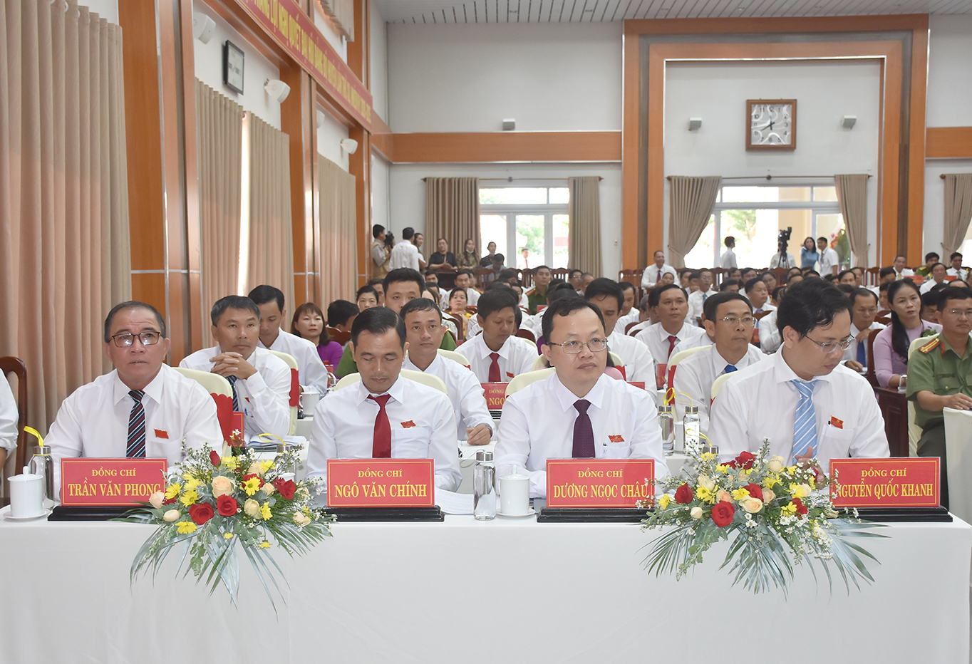 Đại biểu thuộc UBND huyện,  Huyện ủy tham dự phiên trù bị.