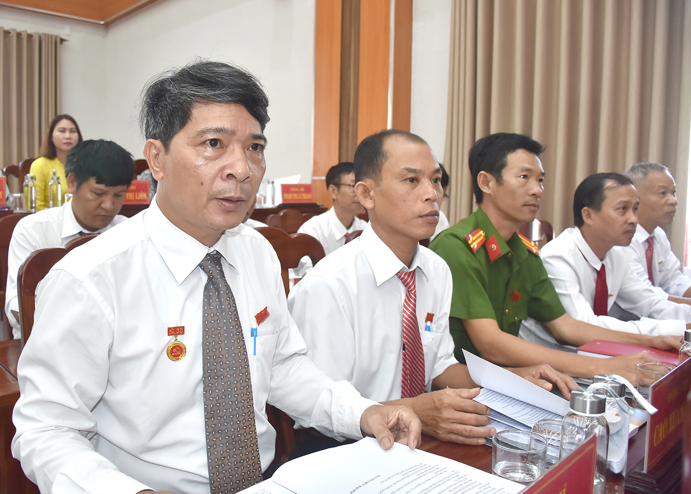 Đại biểu cấp xã là người dân tộc thiểu số tham dự phiên trù bị.