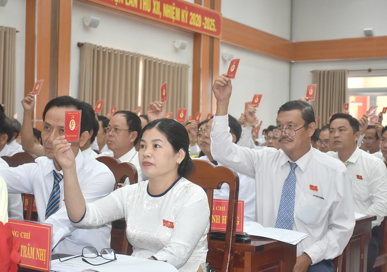 Các đại biểu biểu quyết thông qua các tờ trình tại Đại hội.