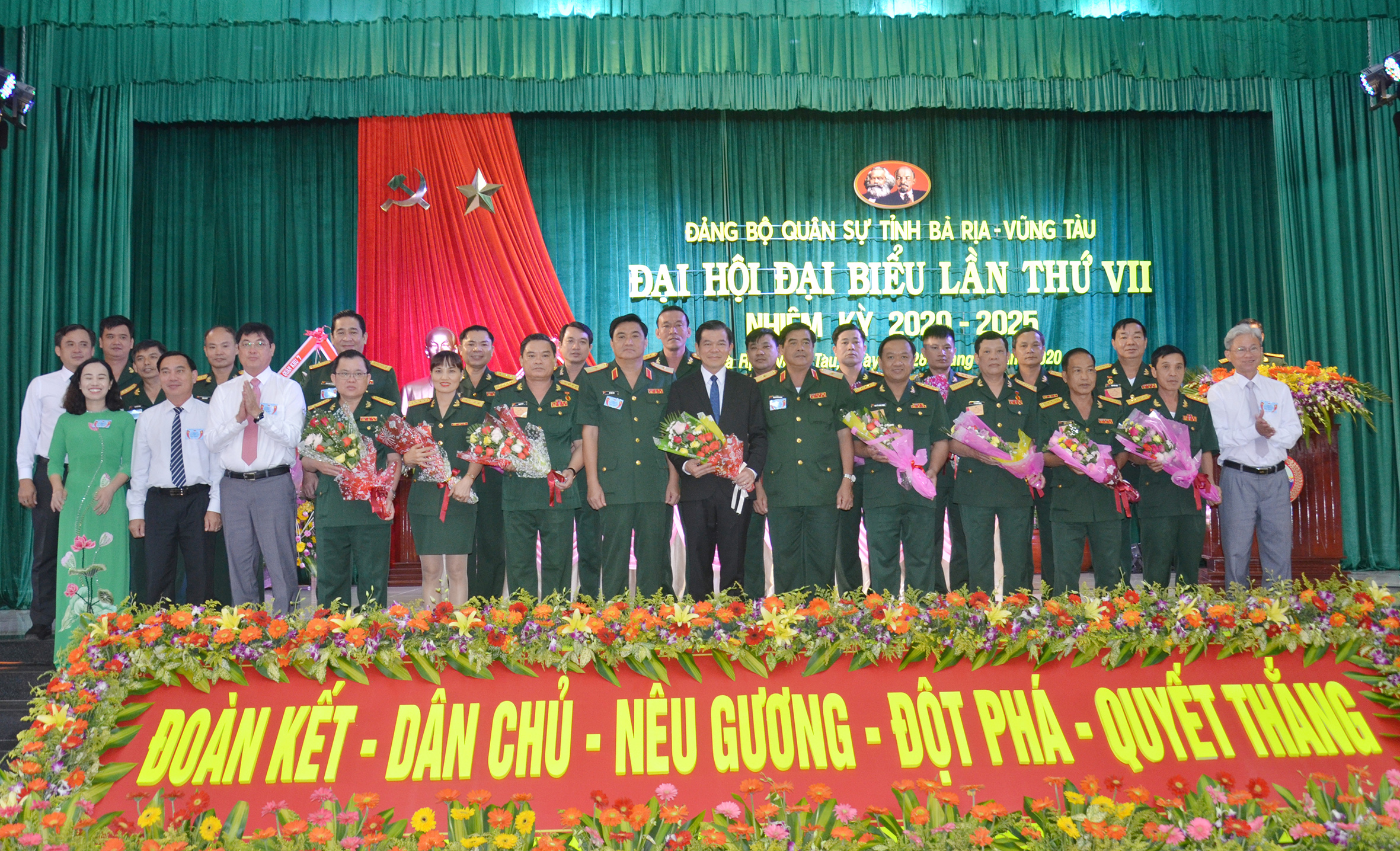 Đại diện lãnh đạo Quân khu 7 và lãnh đạo các ban Đảng của Tỉnh ủy chụp ảnh lưu niệm cùng BCH Đảng bộ Quân sự tỉnh khóa VII và Đoàn đại biểu đi dự Đảng bộ tỉnh BR-VT lần thứ VII, nhiệm kỳ 2020-2025.