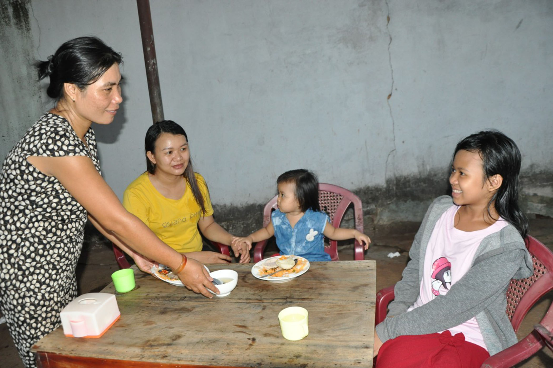 Khách thưởng thức bánh lọc, bánh bèo tại quán.