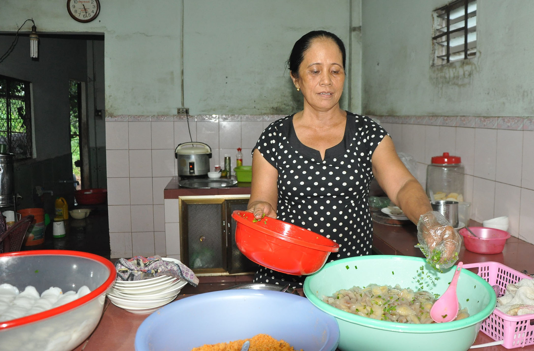 Bà Hồ Thị Ngọc Yến chuẩn bị dĩa bánh lọc, bánh bèo phục vụ khách.