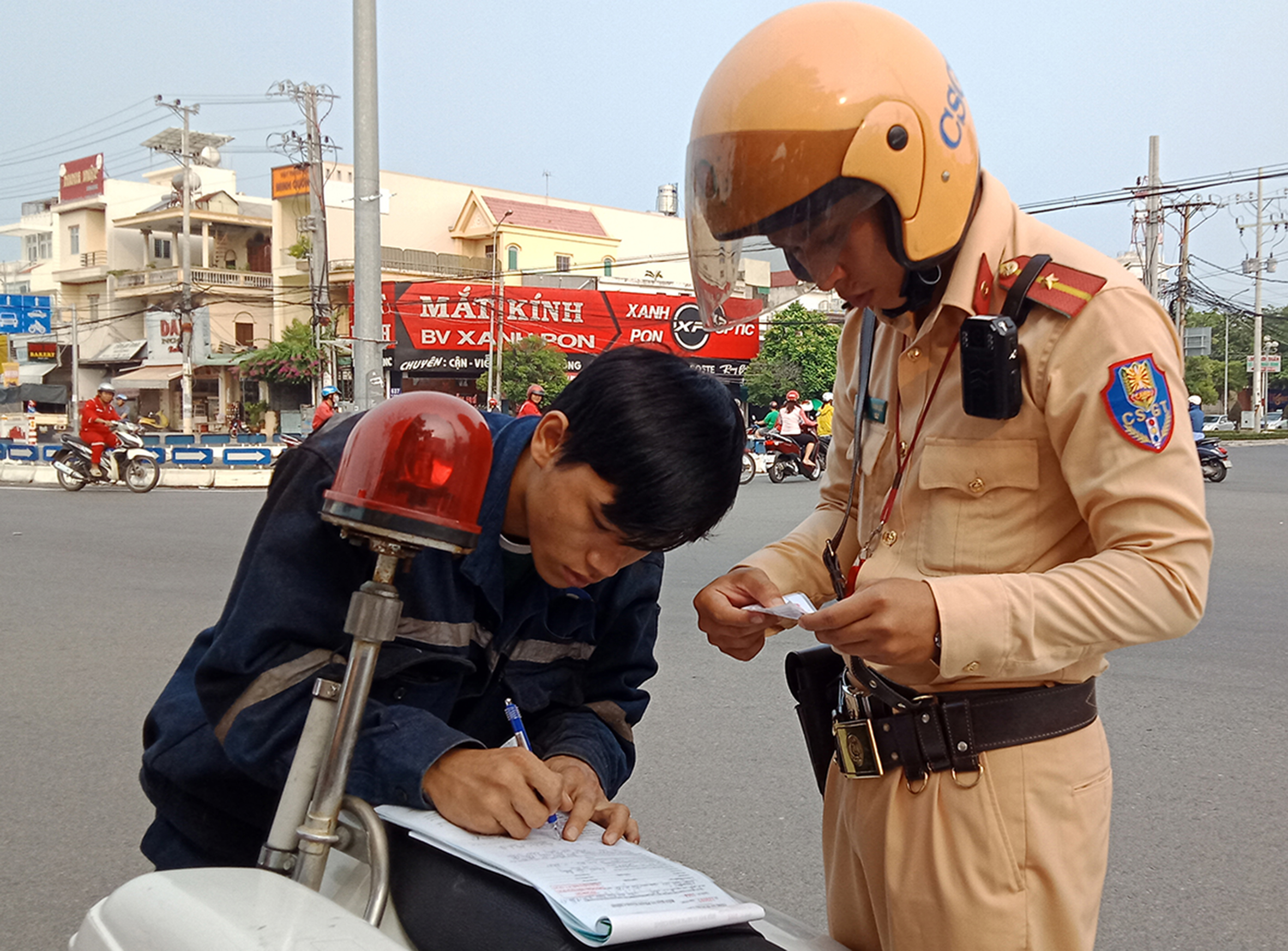 CSGT xử lý một trường hợp vi phạm pháp luật về giao thông đường bộ.