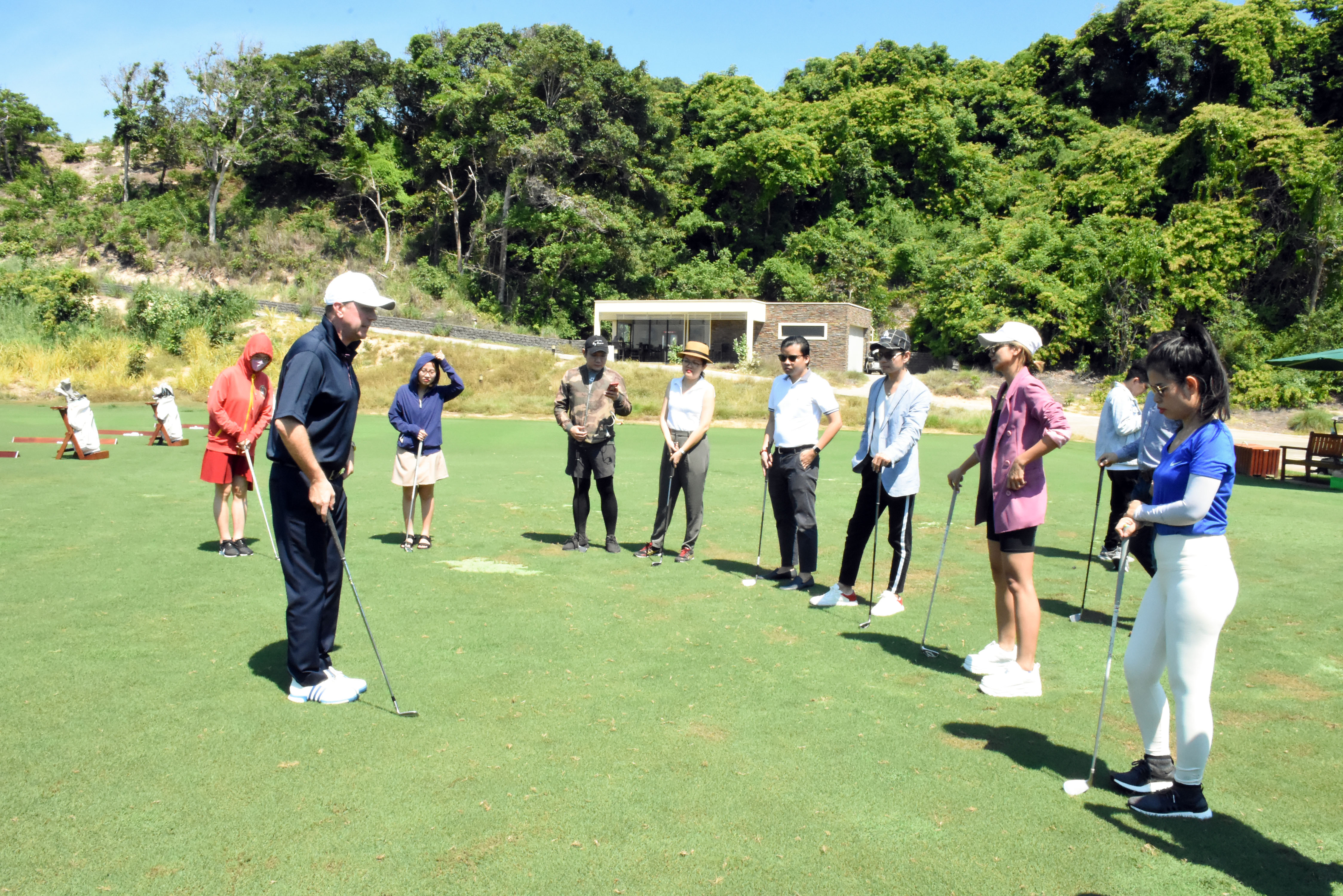 Các nhà báo, PV, đối tác của The Grand Hồ Tràm trải nghiệm  chơi golf tại sân The Bluffs.