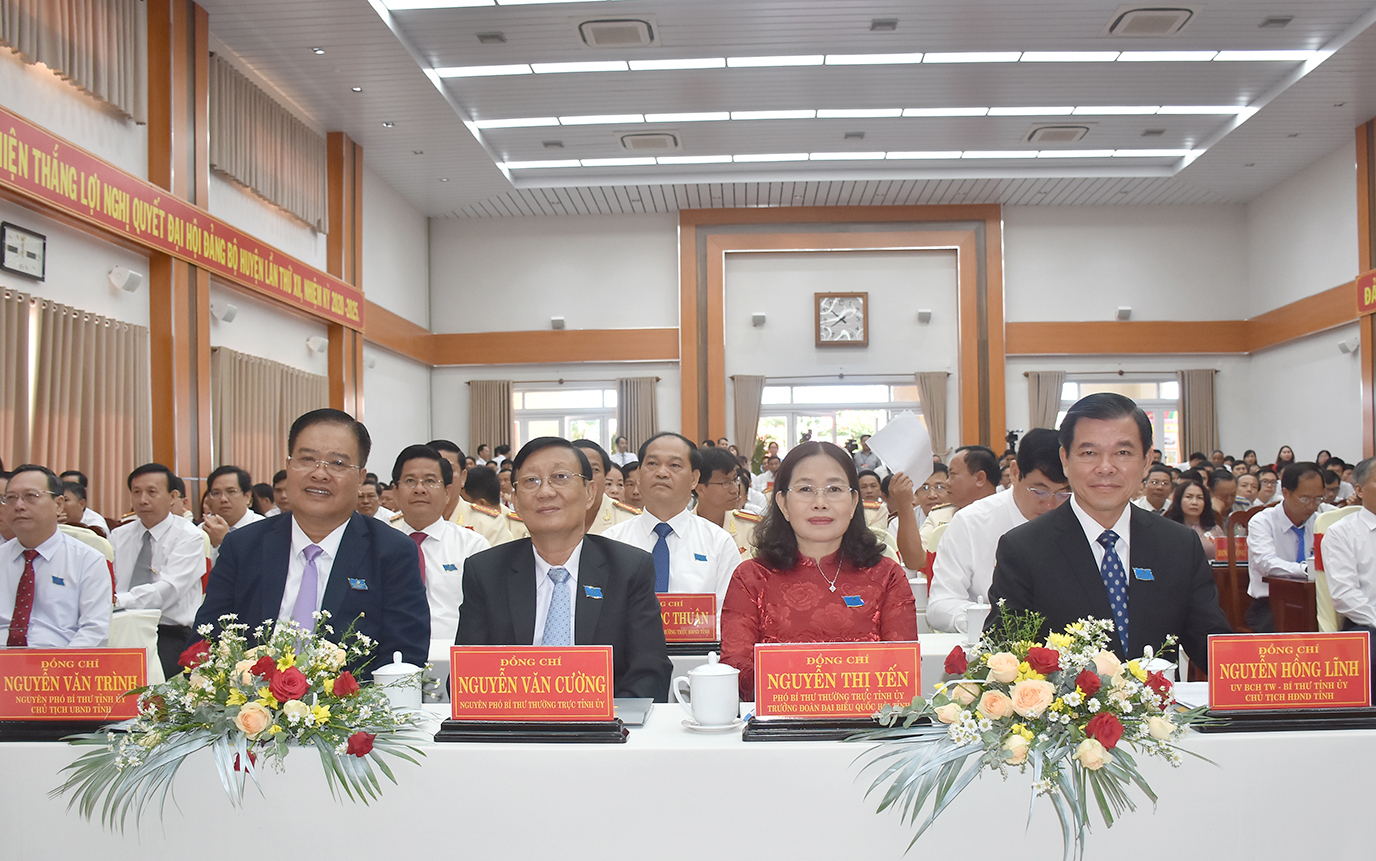 Đồng chí Nguyễn Hồng Lĩnh, Ủy viên Trung ương Đảng, Bí thư Tỉnh ủy, Chủ tịch HĐND tỉnh; đồng chí Nguyễn Thị Yến, Phó Bí thư Thường trực Tỉnh ủy, Trưởng Đoàn ĐBQH tỉnh, cùng các đồng chí nguyên lãnh đạo tỉnh tham dự Đại hội.