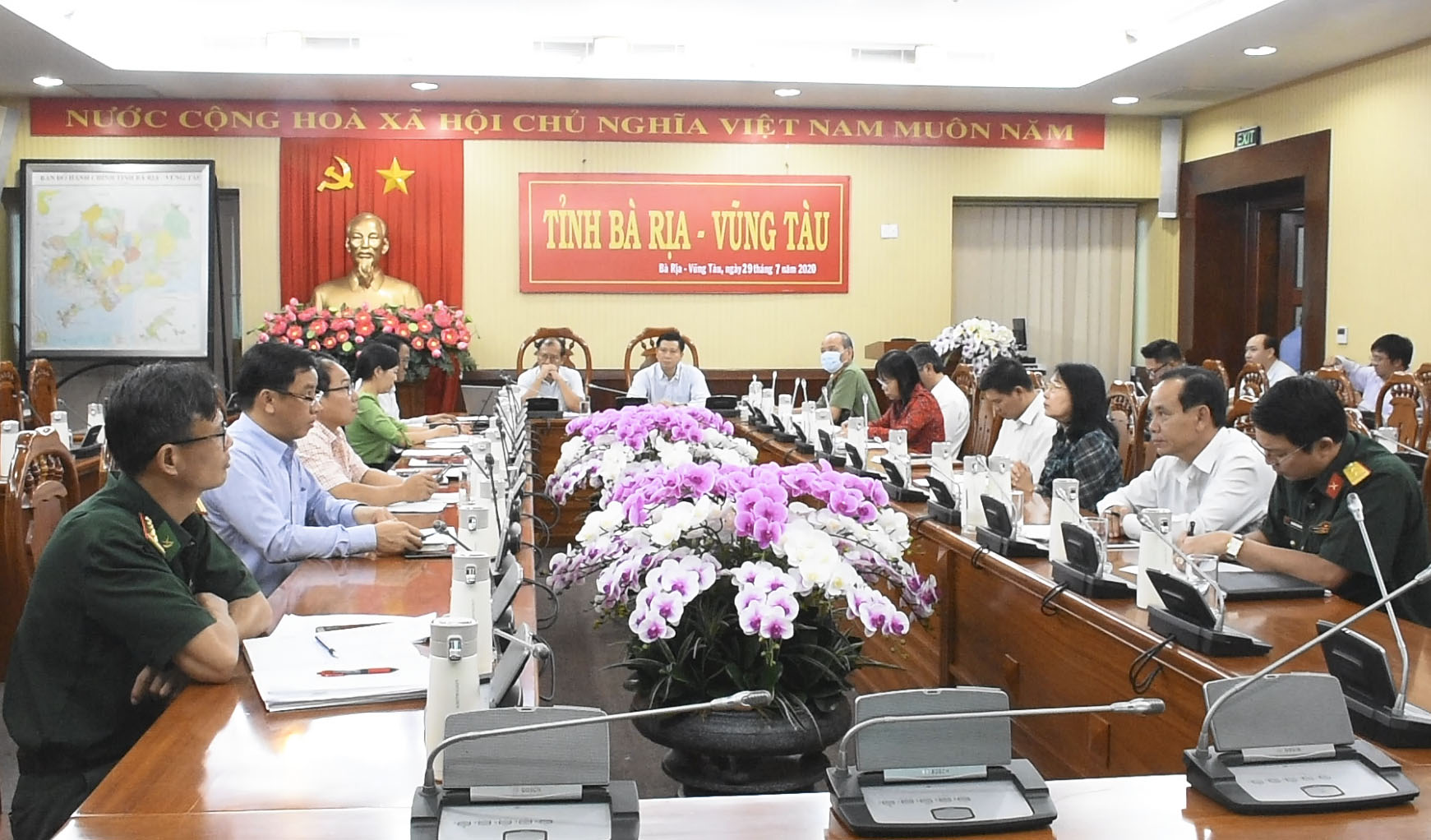Ông Trần Văn Tuấn, Phó Chủ tịch UBND tỉnh cùng các thành viên trong Ban Chỉ đạo phòng, chống dịch COVID-19 tỉnh tham dự cuộc họp tại điểm cầu BR-VT.