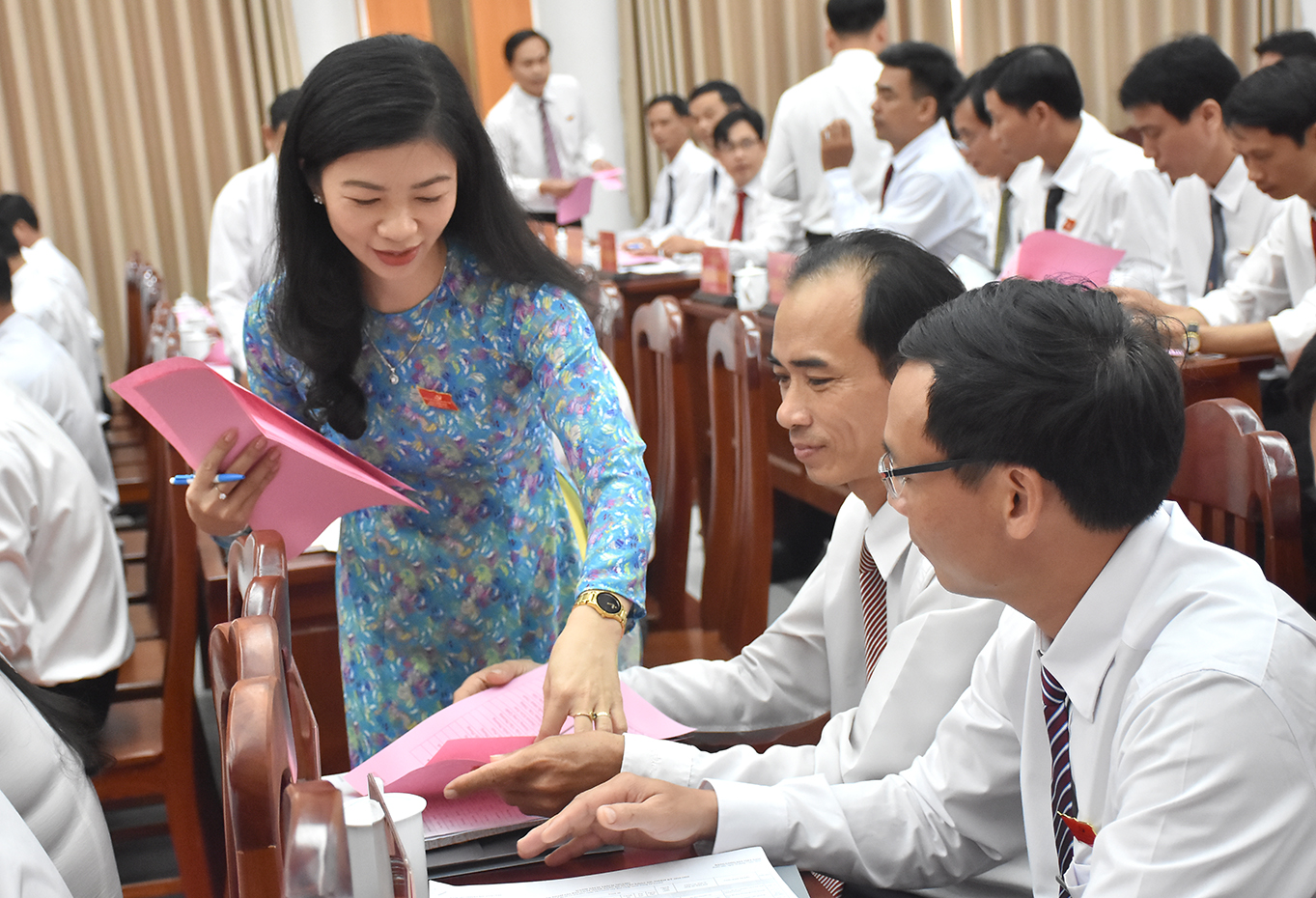 Phát phiếu bầu BCH Đảng bộ huyện nhiệm kỳ 2020-2025.