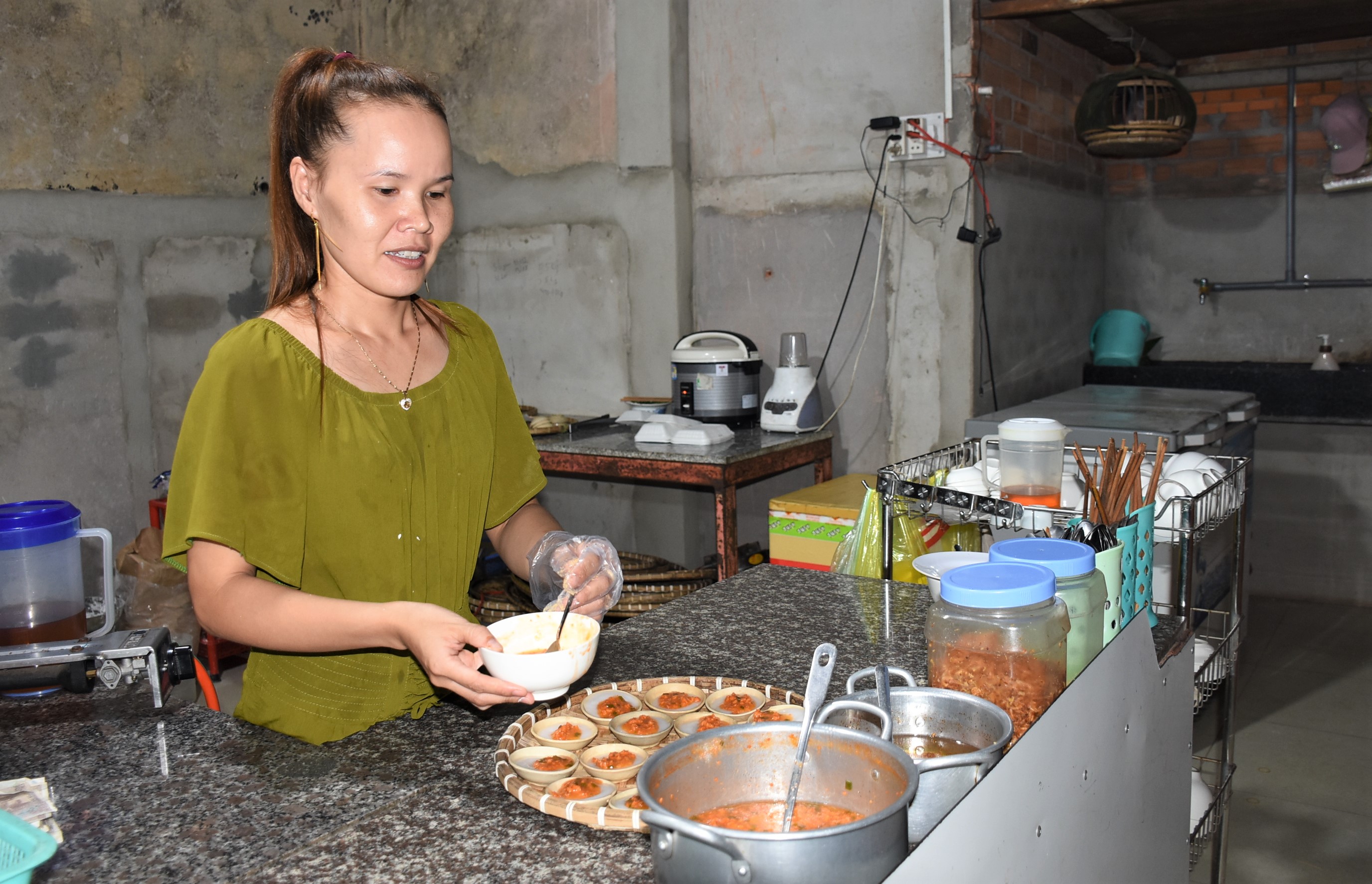 Chị Phạm Thị Bảo Ngọc tự tay sơ chế, làm bánh và bán cho khách.