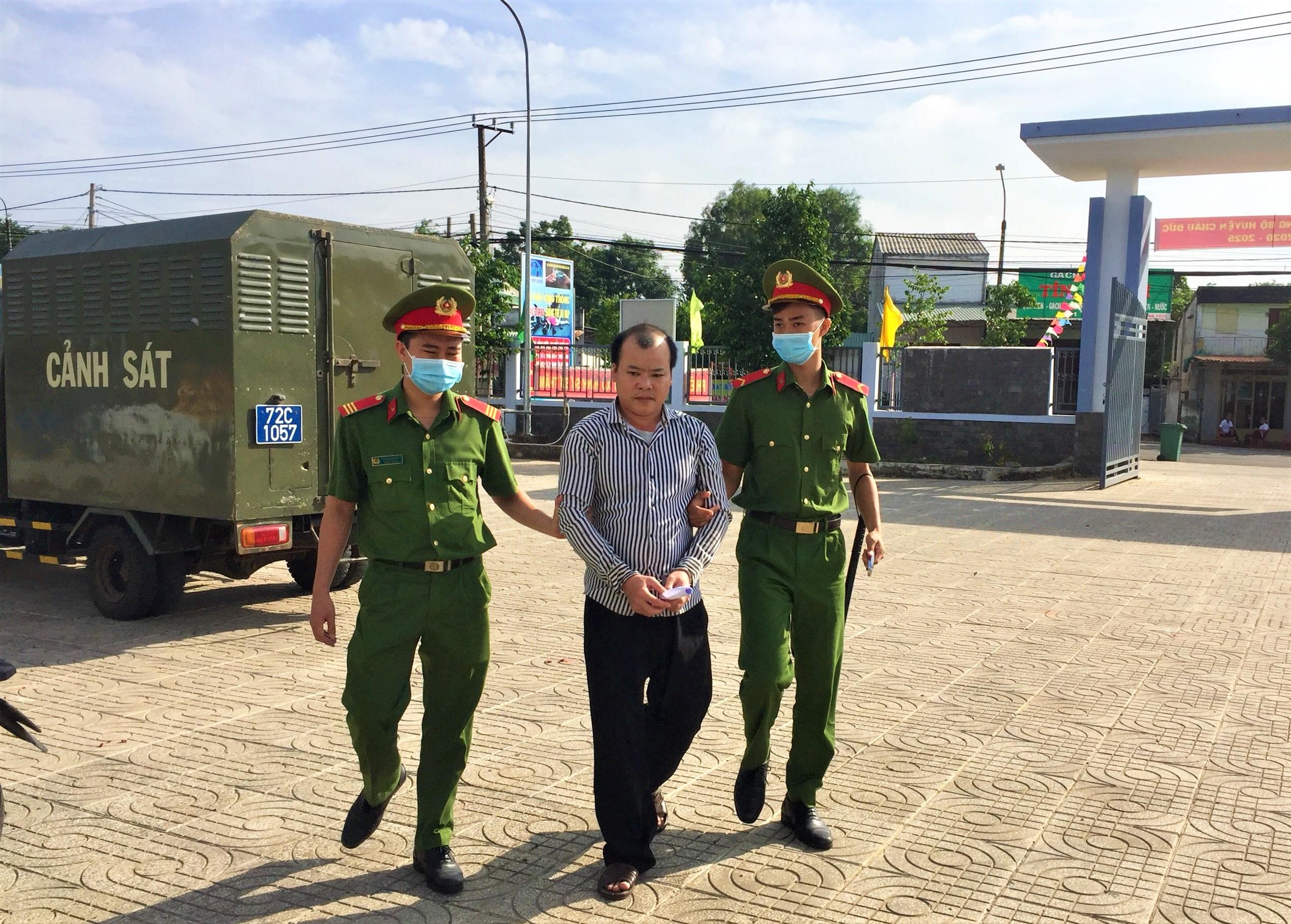 Công an huyện Châu Đức áp giải đối tượng Nguyễn Minh Thiên đến phiên tòa.