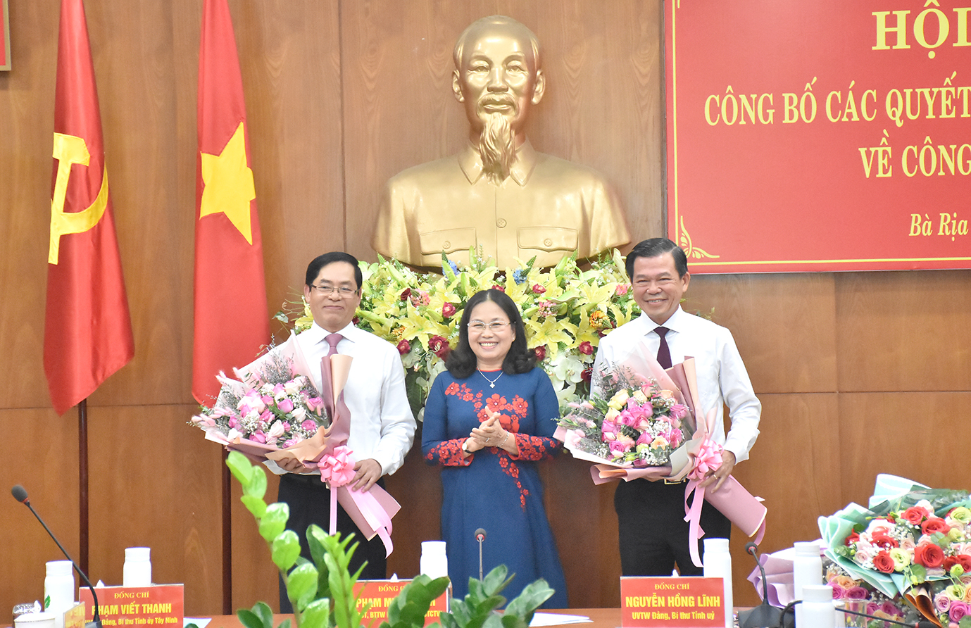 Đồng chí Nguyễn Thị Yến, Phó Bí thư Thường trực Tỉnh ủy, Trưởng Đoàn ĐBQH tỉnh tặng hoa chúc mừng đồng chí Nguyễn Hồng Lĩnh và đồng chí Phạm Viết Thanh.