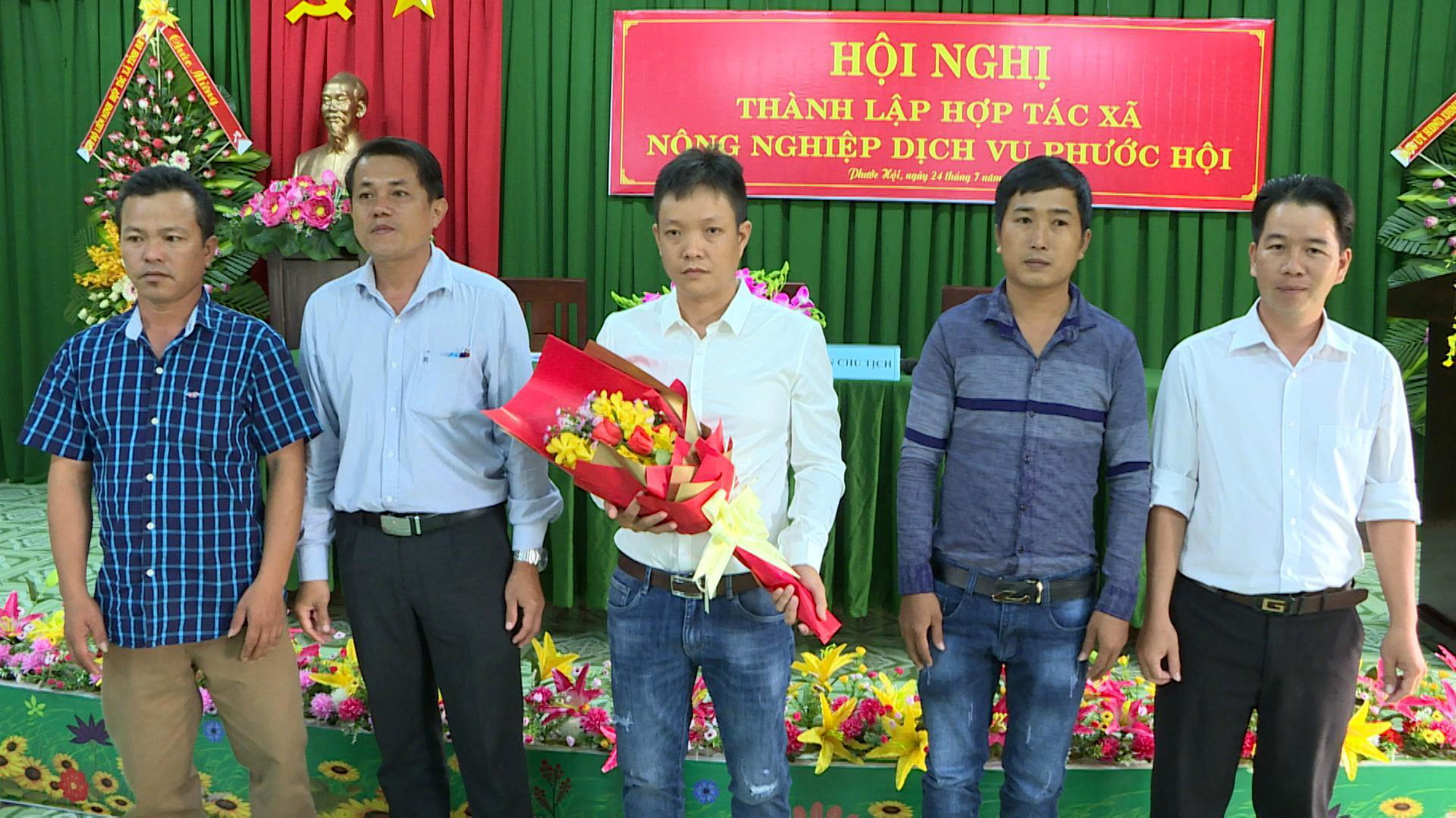Hội đồng quản trị HTX nông nghiệp dịch vụ Phước Hội ra mắt hội nghị.