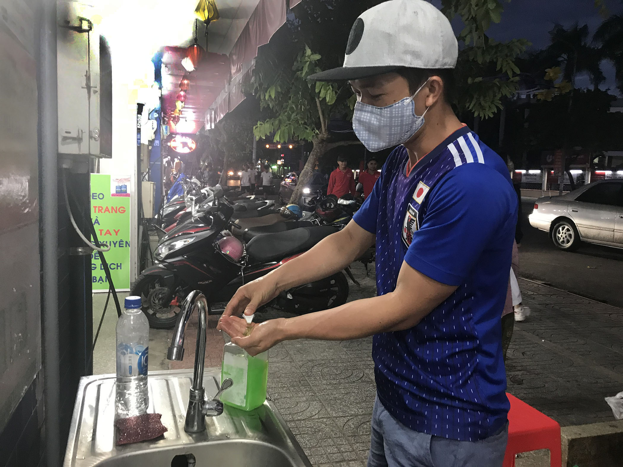 Người dân rửa tay sát khuẩn trước khi vào mua sắm tại cửa hàng tự chọn Phước Trung (TP. Bà Rịa).