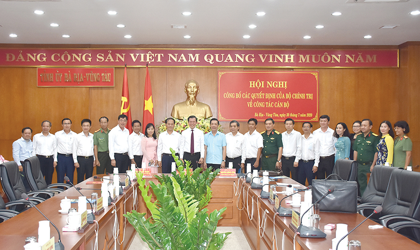 Đồng chí Nguyễn Hồng Lĩnh chụp hình lưu niệm cùng các đồng chí tham dự hội nghị.