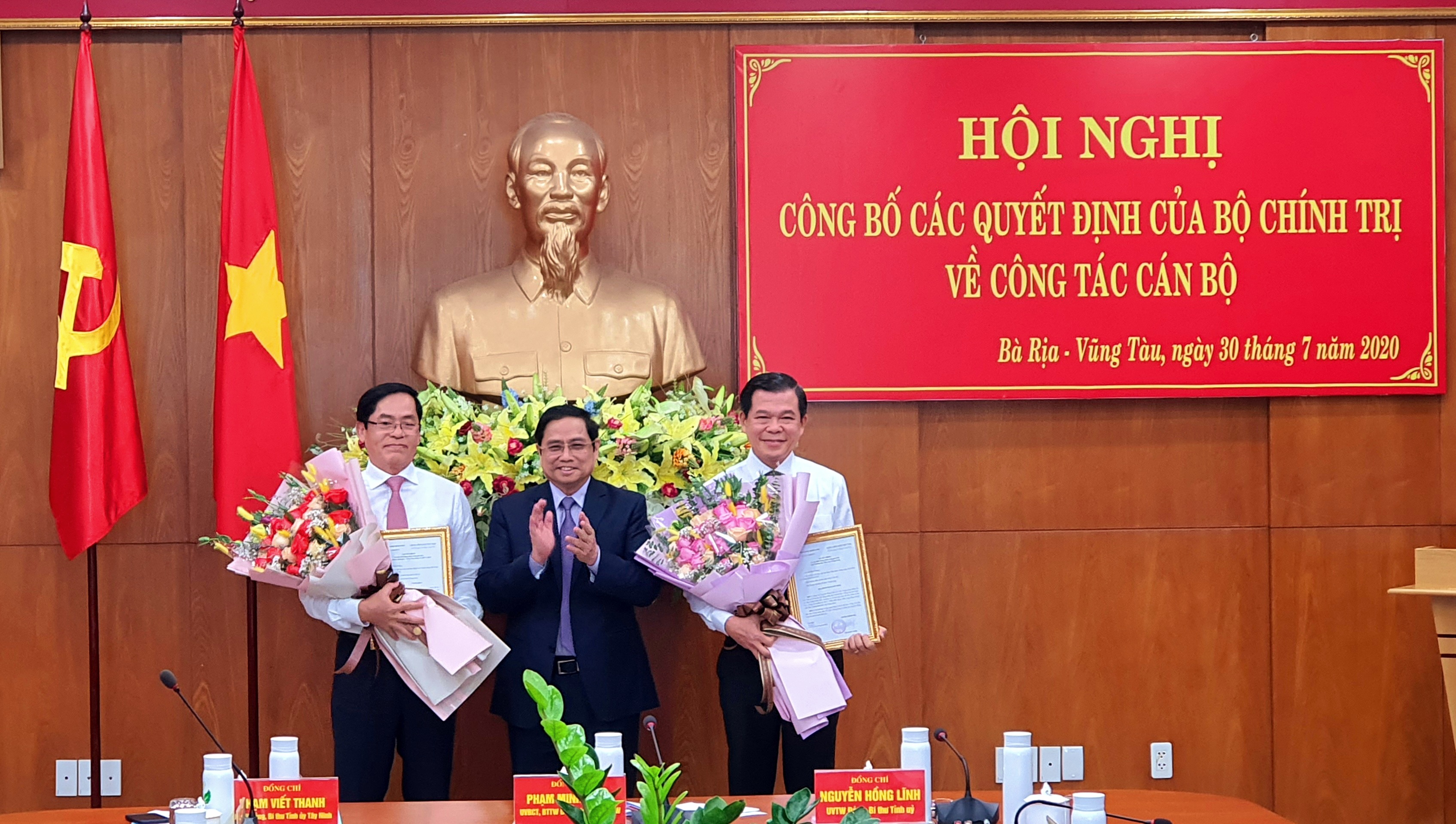 Đồng chí Phạm Minh Chính, Ủy viên Bộ Chính trị, Bí thư Trung ương Đảng, Trưởng Ban Tổ chức Trung ương, trao các Quyết định cho đồng chí Nguyễn Hồng Lĩnh (bìa phải) và đồng chí Phạm Viết Thanh (bìa trái). Ảnh: NGỌC GIANG