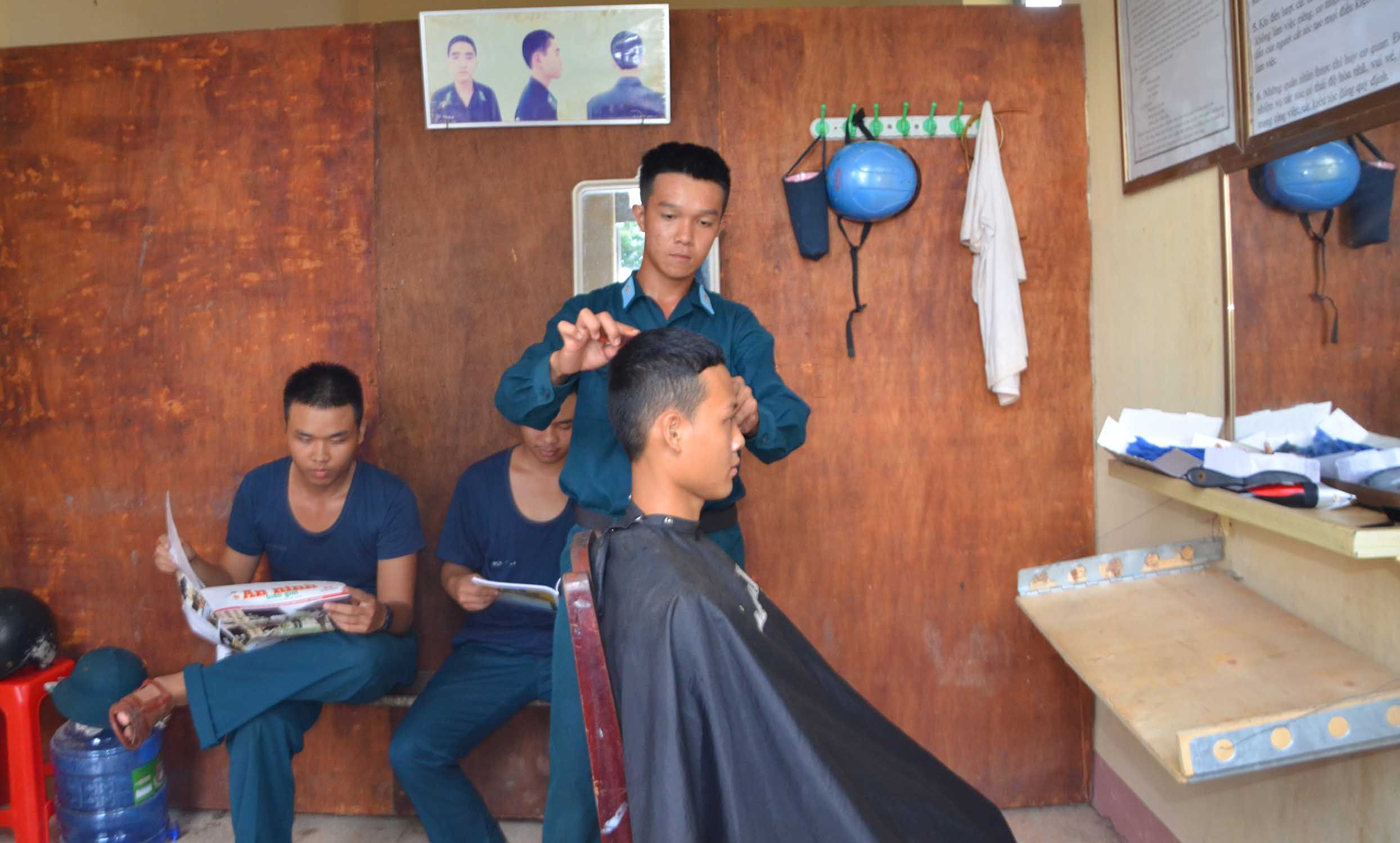 Các chiến sĩ Trung đoàn 261 thành lập các tổ cắt tóc trong đơn vị để tiết kiệm chi phí cắt tóc.