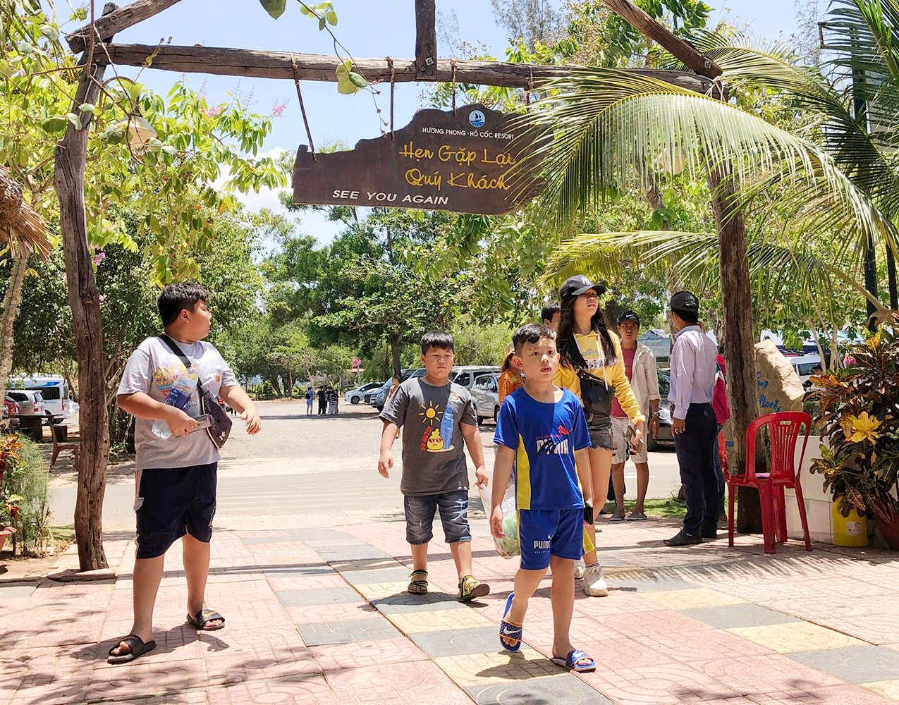 Du khách đến Hương Phong - Hồ Cốc Beach resort.