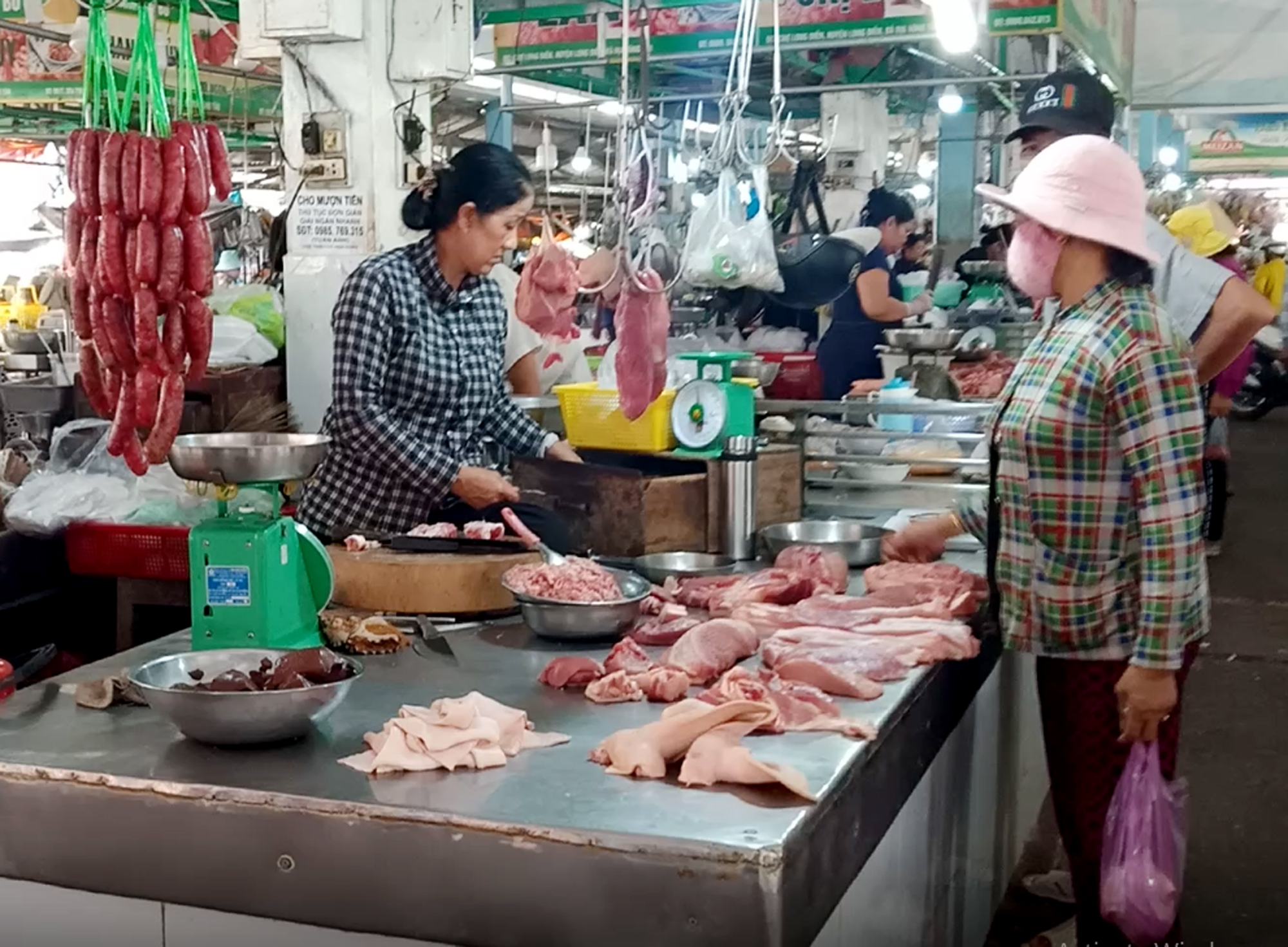 Người dân mua thịt heo tại chợ Long Điền, huyện Long Điền.