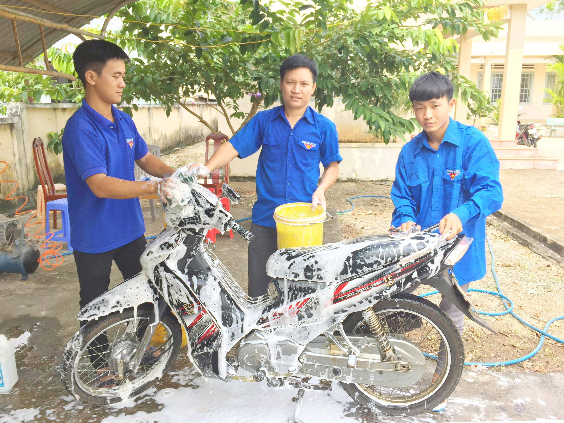 ĐVTN xã Láng Lớn, huyện Châu Đức thực hiện mô hình rửa xe gây quỹ giúp đỡ HS nghèo.