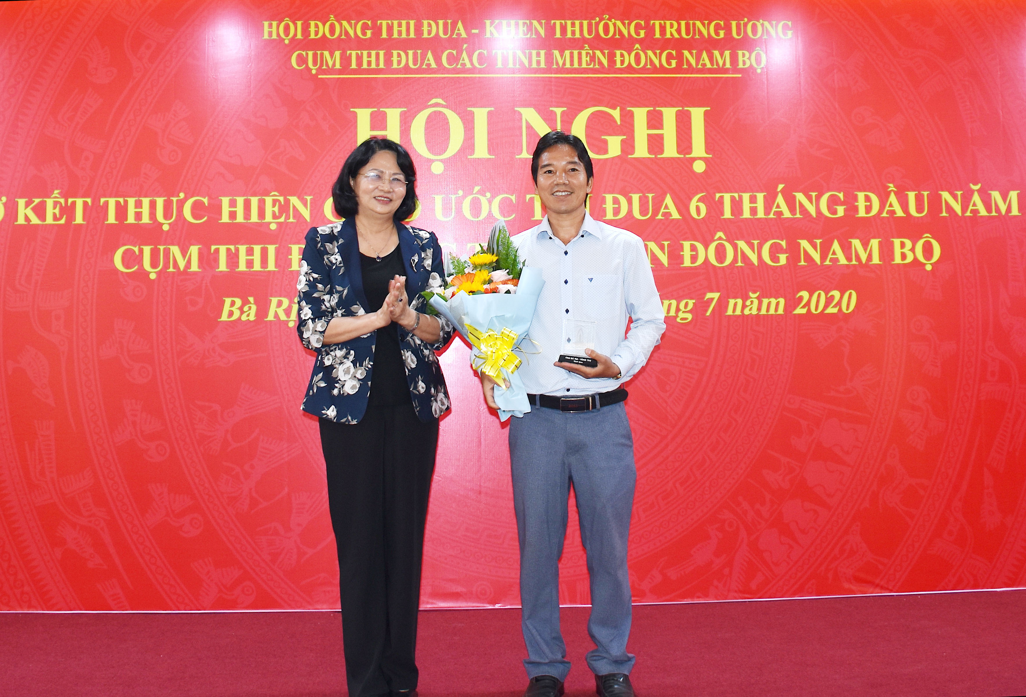 Phó Chủ tịch nước Đặng Thị Ngọc Thịnh tặng hoa ông Lâm Ngọc Nhâm, Chủ tịch HĐQT Hợp tác xã Nông nghiệp - Thương mại Dịch vụ Bàu Mây (xã Hòa Hiệp, huyện Xuyên Mộc) là gương điển hình tiên tiến của tỉnh BR-VT.