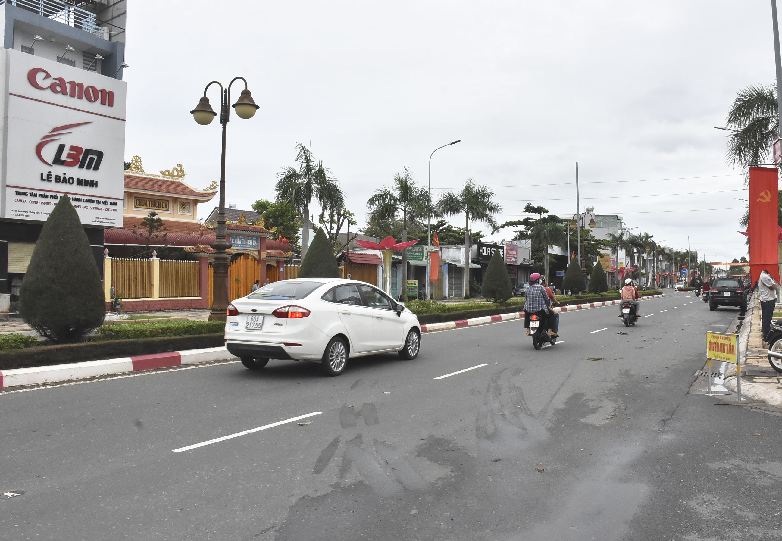 Các phương tiện đã lưu thông thuận lợi tại nơi xảy ra vụ đổ 2 cổng hoa. (Ảnh chụp lúc 17 giờ ngày 2/8).