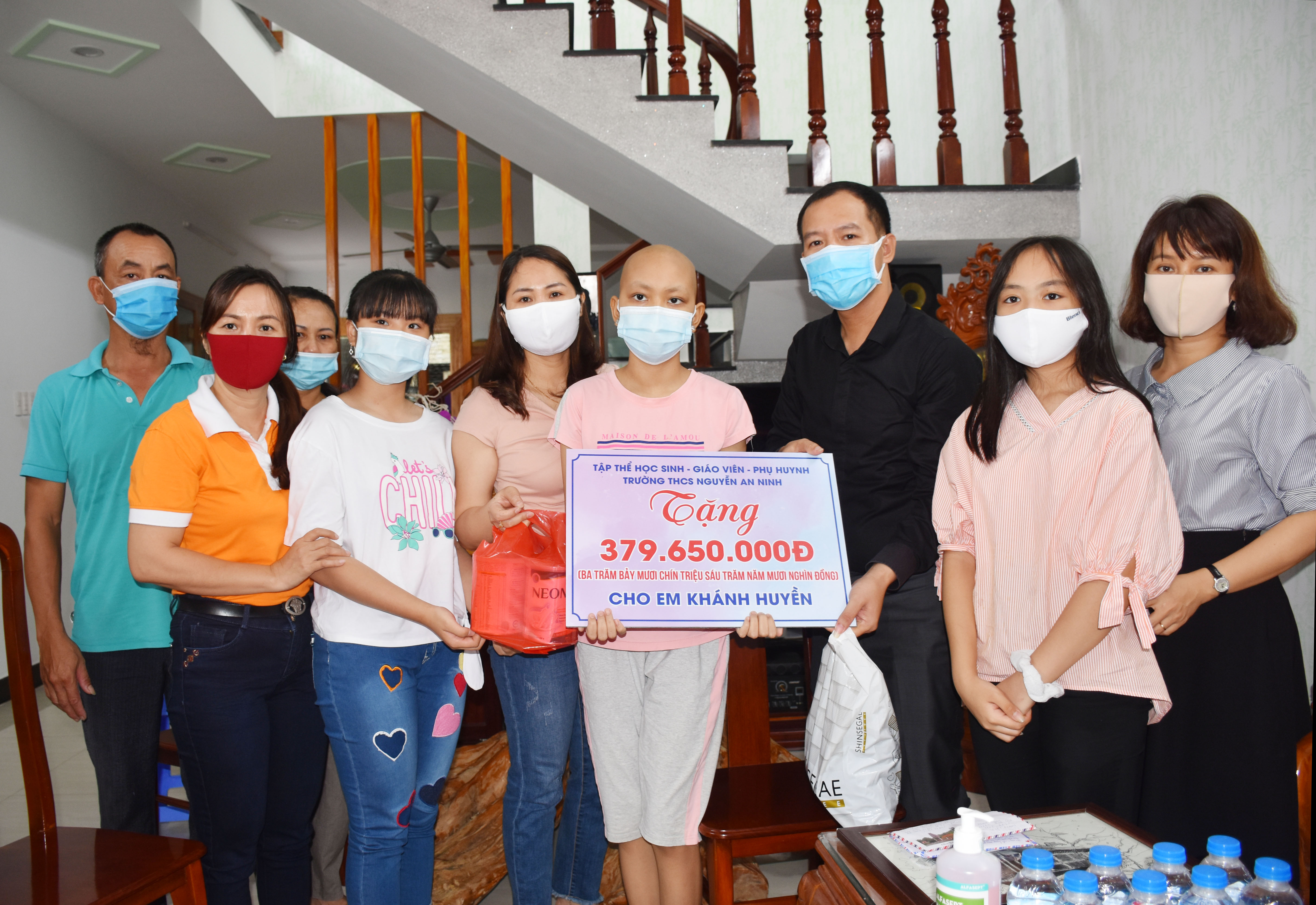 Đại diện Ban Giám hiệu, GV, Hội cha mẹ HS Trường THCS Nguyễn An Ninh (TP. Vũng Tàu) trao tặng tiền hỗ trợ cho gia đình em Trần Phan Khánh Huyền (HS lớp 6/1, Trường THCS Nguyễn An Ninh).