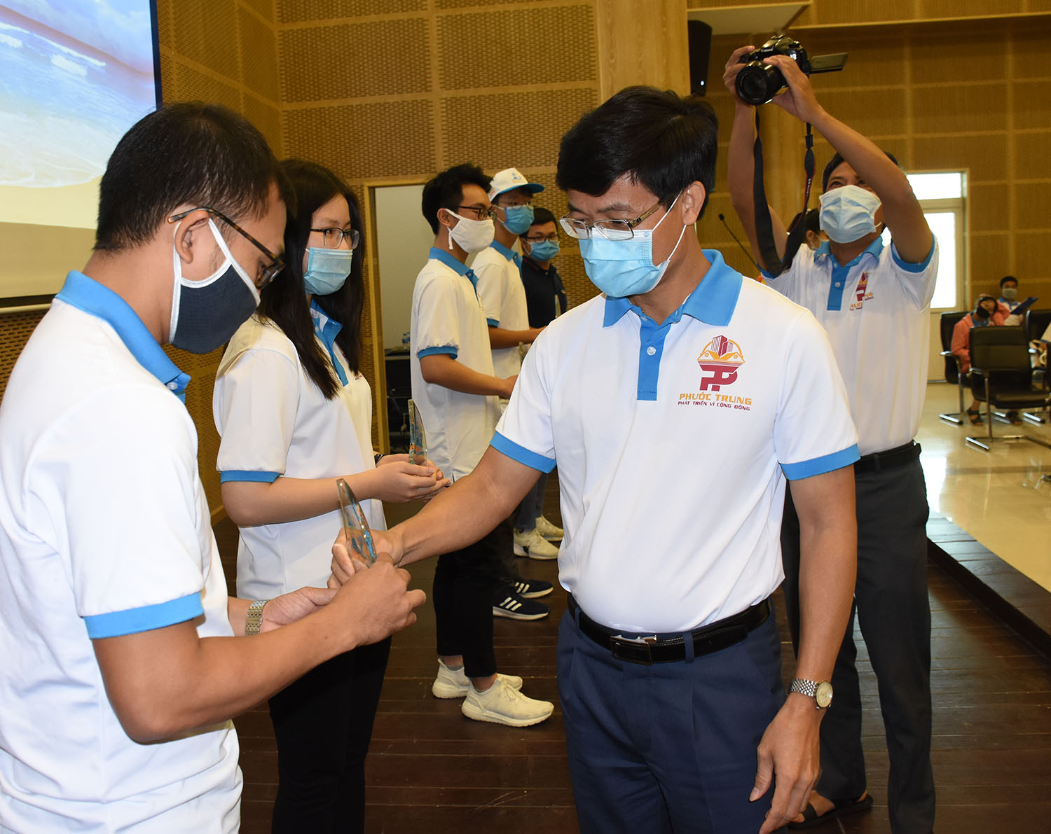 Ông Vũ Hồng Thuấn, Phó Chủ tịch UBND TP. Vũng Tàu trao Kỷ niệm chương cho các CLB, đội, nhóm tình nguyện viên bảo vệ môi trường trên địa bàn TP. Vũng Tàu.