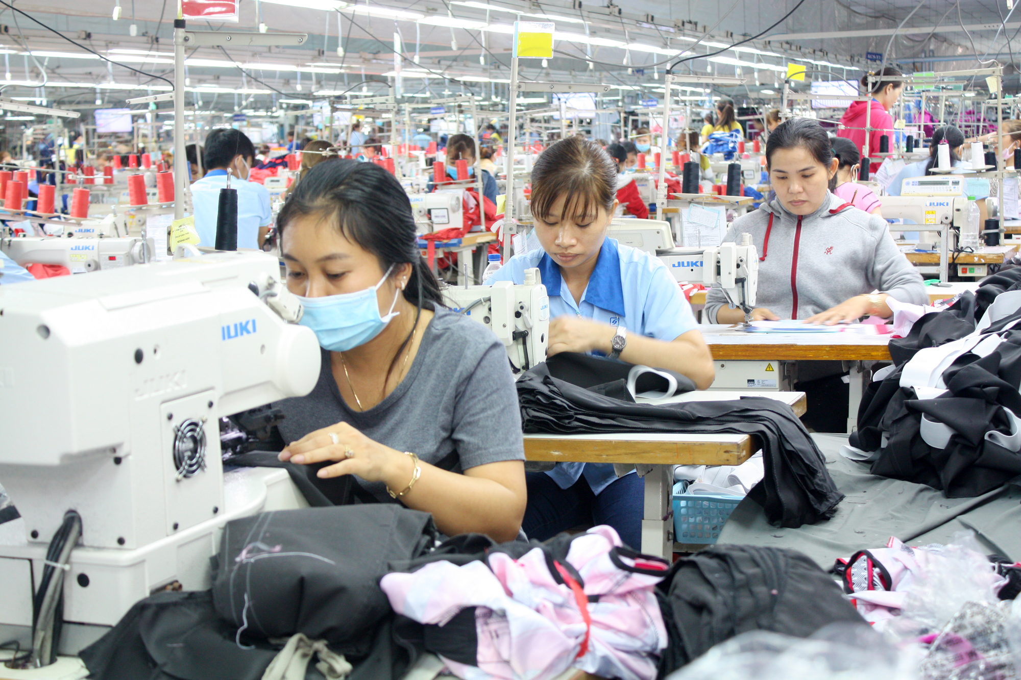 Thay vì nhập khẩu nguyên liệu từ Trung Quốc, các DN dệt may Việt Nam nói chung, BR-VT nói riêng có thể nhập vải từ các nước có ký hiệp định FTA với EU như Hàn Quốc để đáp ứng quy tắc xuất xứ khi xuất khẩu vào thị trường này.  Trong ảnh: Sản xuất quần áo xuất khẩu tại Công ty TNHH May Tân Mỹ.