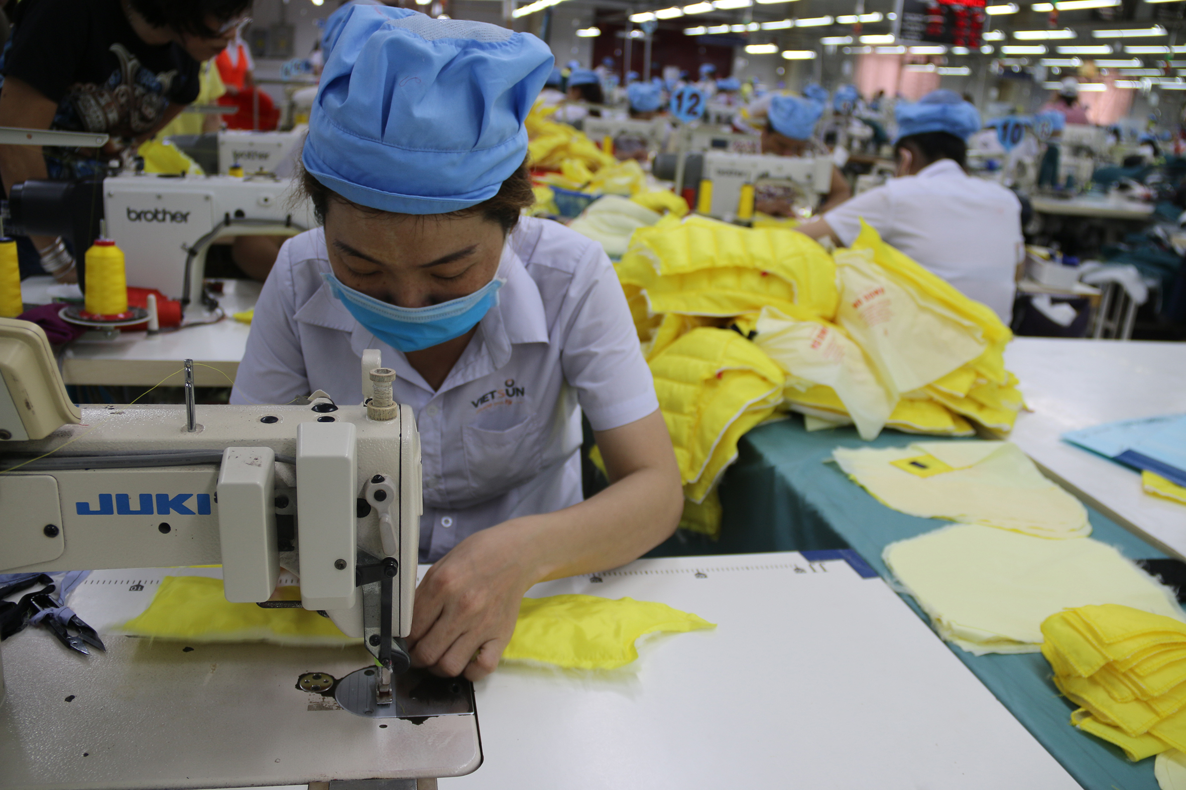 Sản xuất các sản phẩm may mặc xuất khẩu tại Công ty TNHH Quốc tế Việt An. Ảnh: Trà Ngân