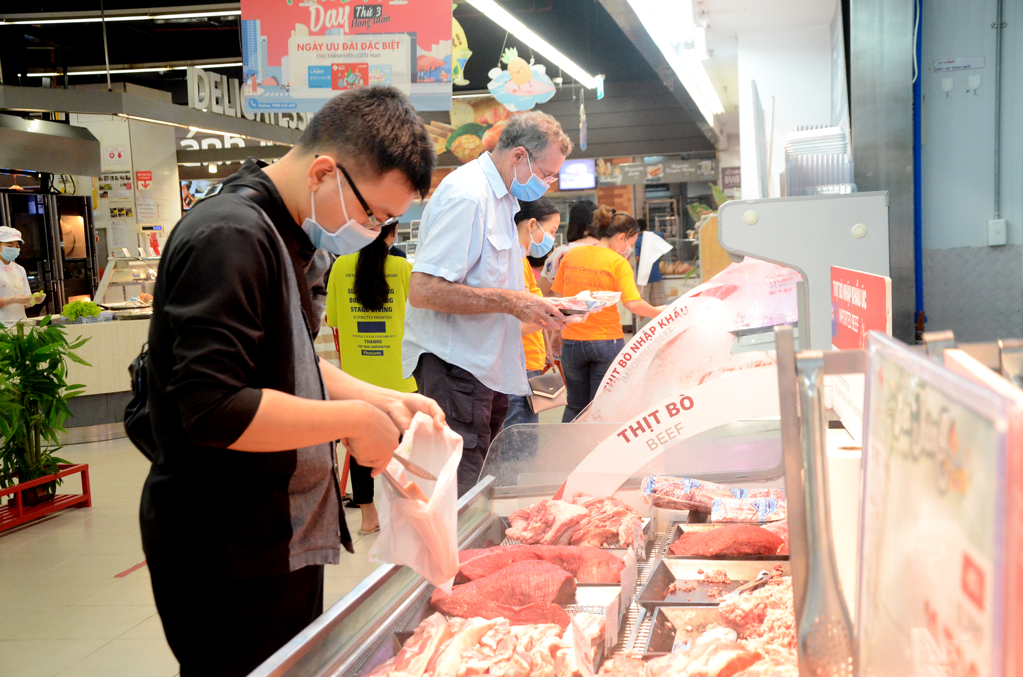 Khách hàng mua sắm tại Siêu thị Lotte Mart Vũng Tàu chiều 3/8.