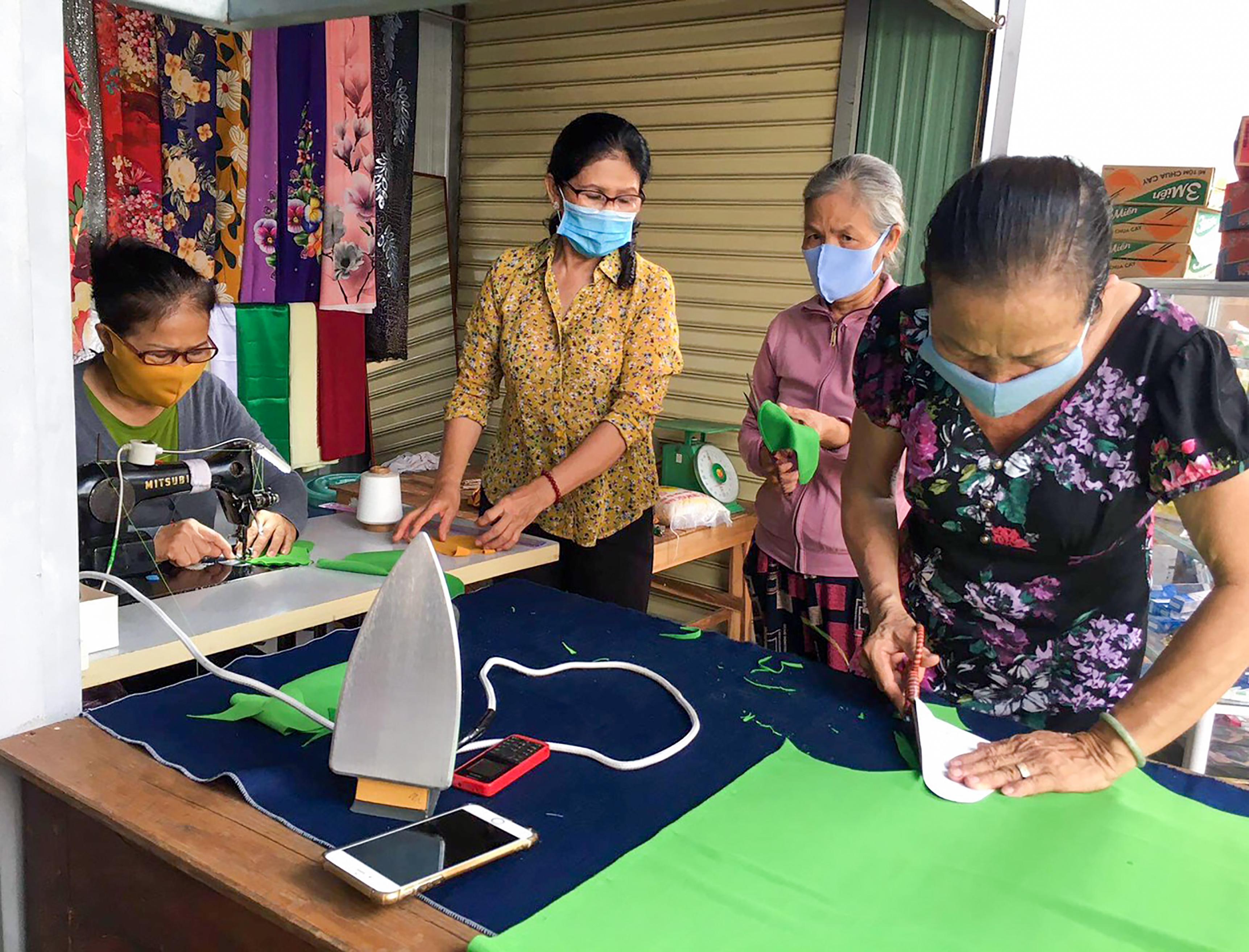Hội LHPN xã Long Sơn may khẩu trang vải  để tặng miễn phí cho người dân.