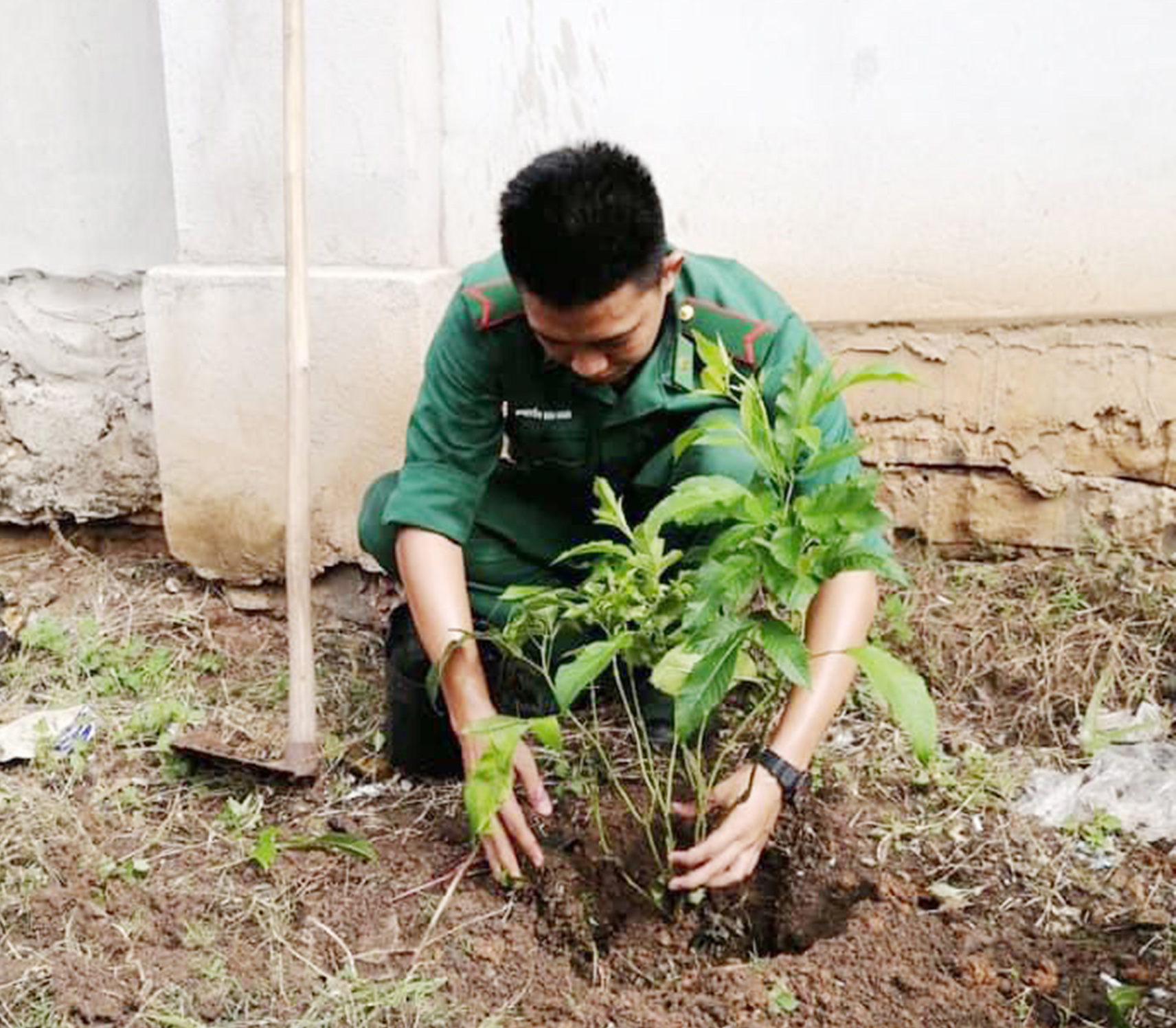 Chiến sĩ Đồn Biên phòng Phước Thuận tham gia trồng hoa trên tuyến đường.