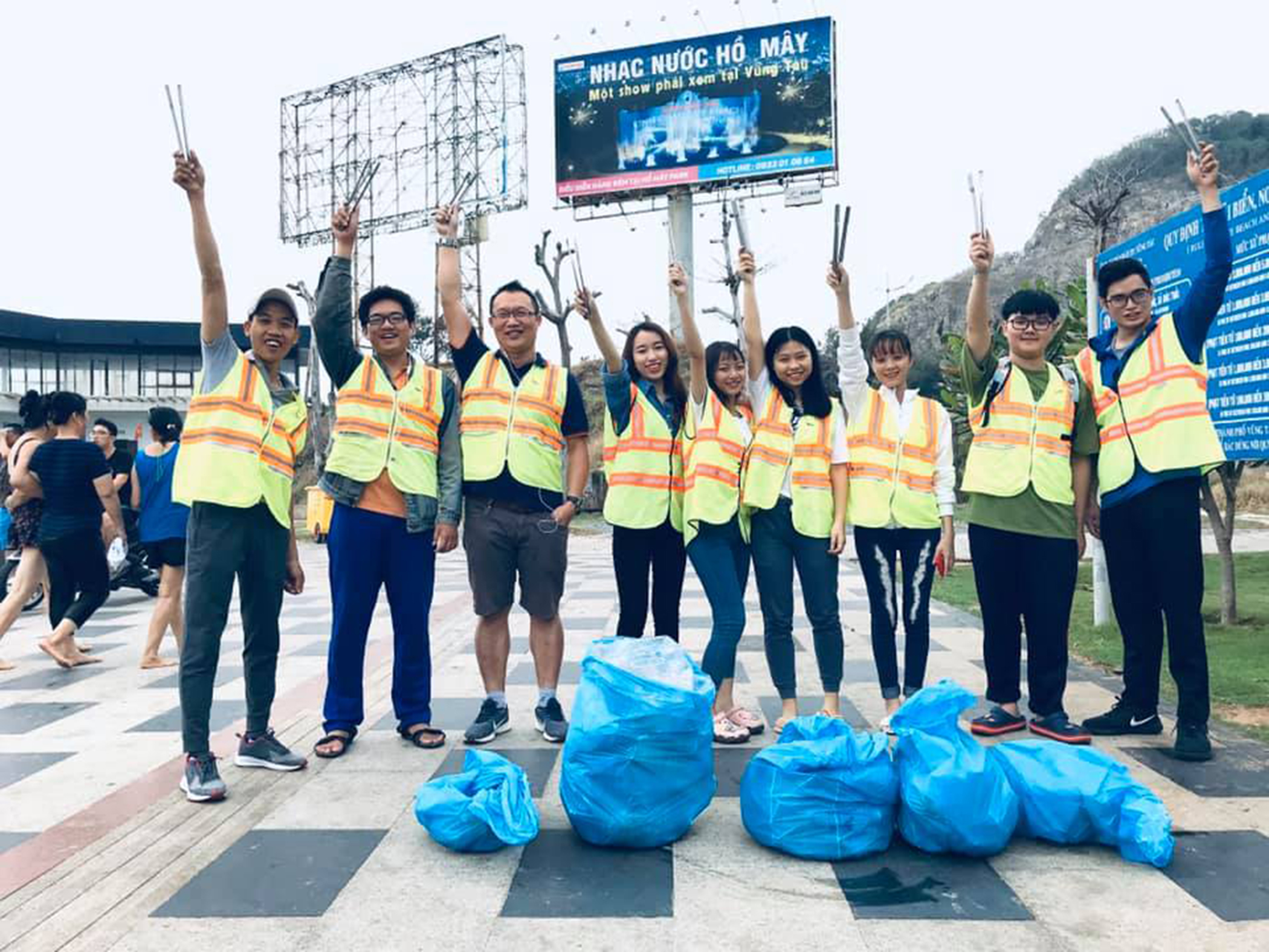 Các bạn trẻ nhóm Rác 60+ tham gia nhặt rác tại mũi Nghinh Phong, TP. Vũng Tàu.