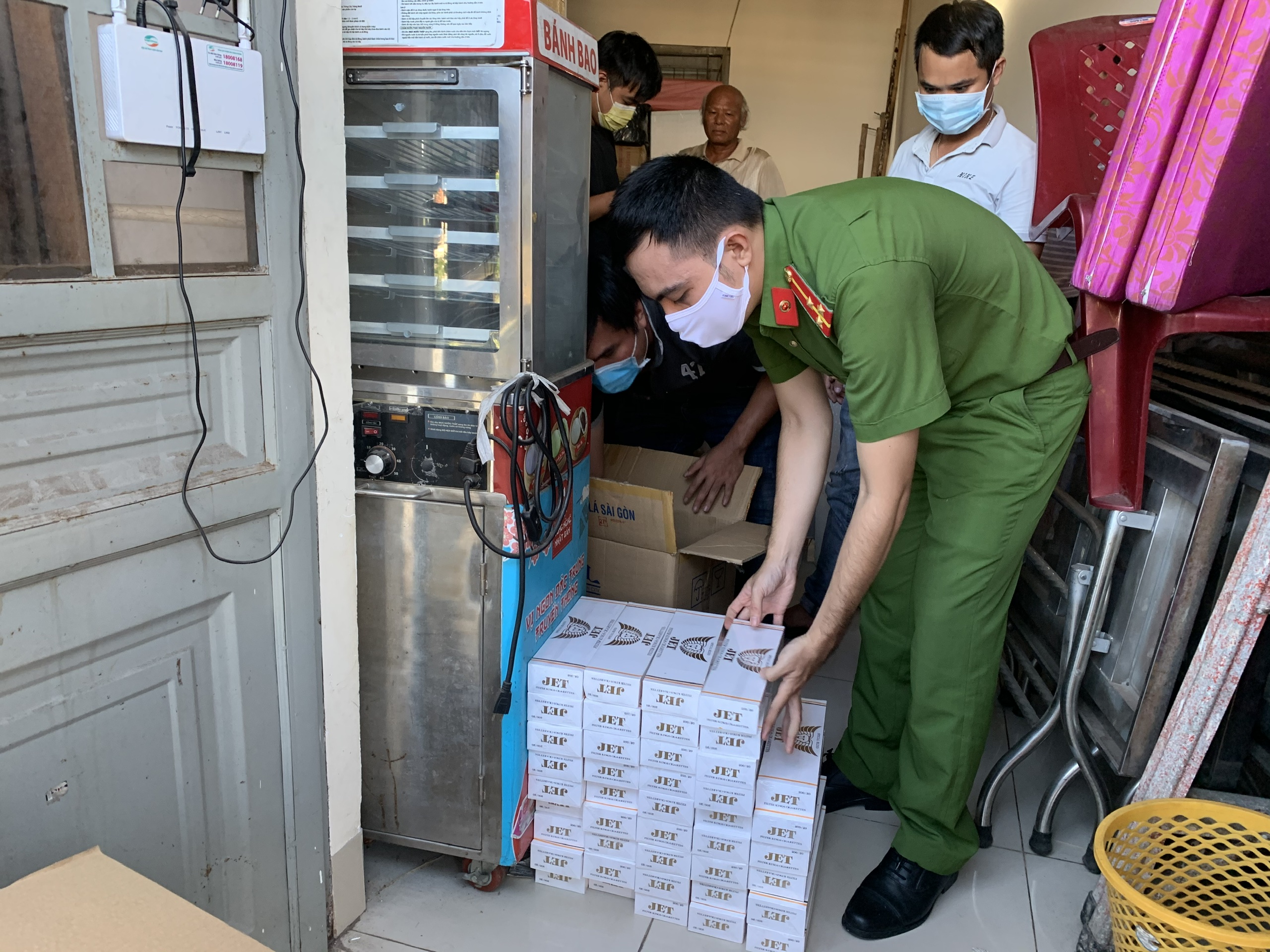 Thuốc lá nhập lậu được phát hiện tại tiệm tạp hóa do Hiệp làm chủ.