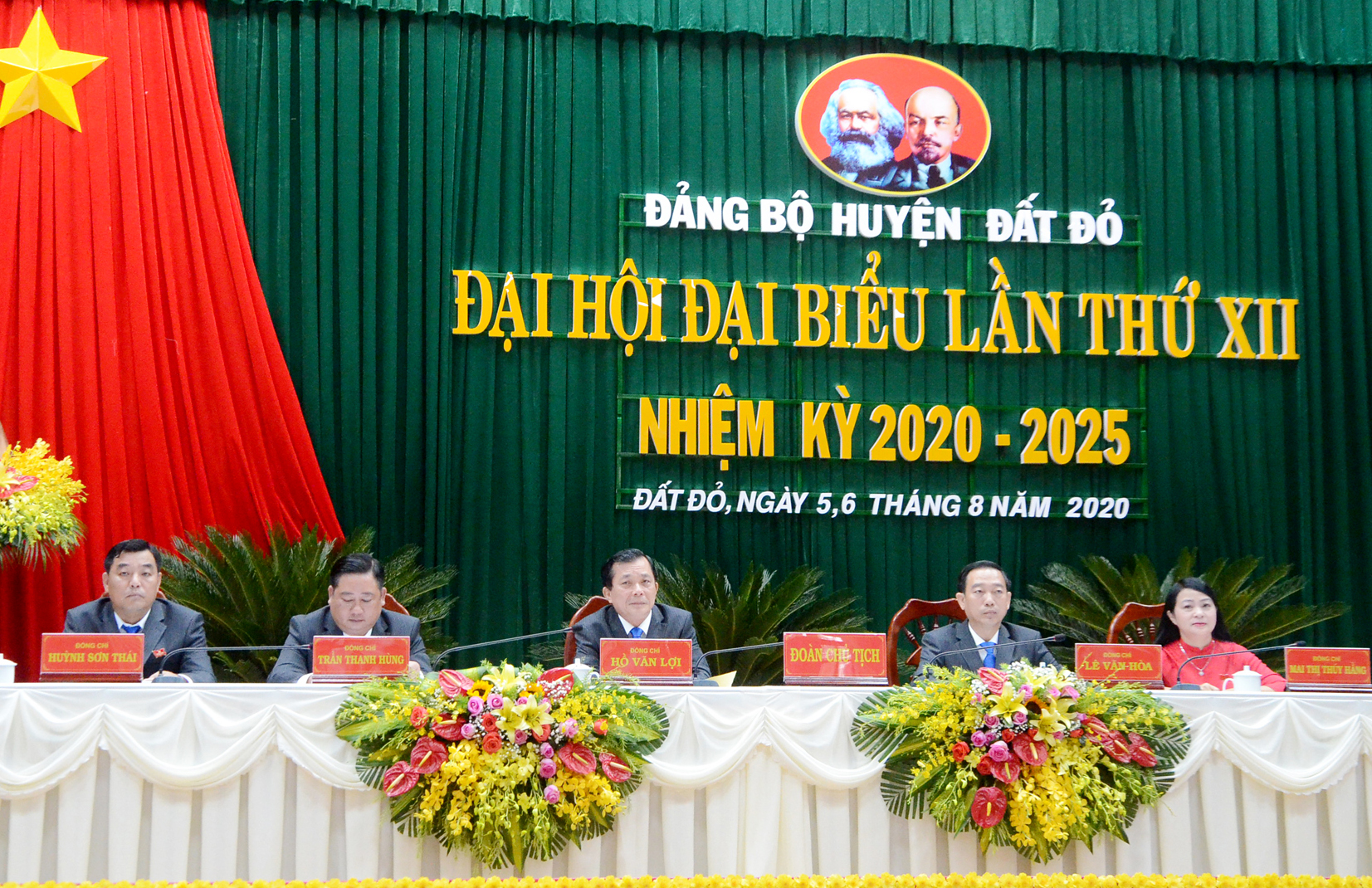 Đoàn chủ tịch điều hành Đại hội.