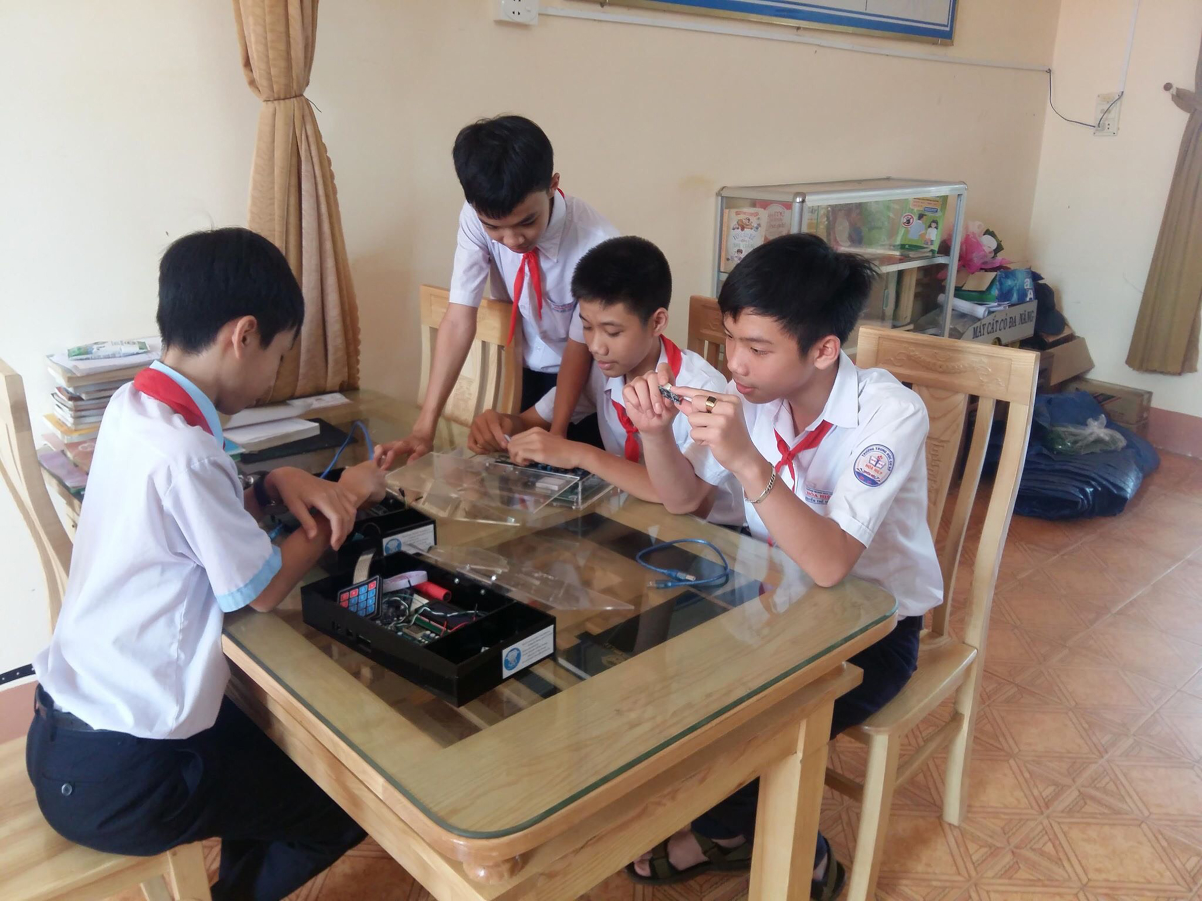 Tham gia các hoạt động ngoại khóa sẽ giúp học sinh phát triển tâm lý lành mạnh và trưởng thành hơn.