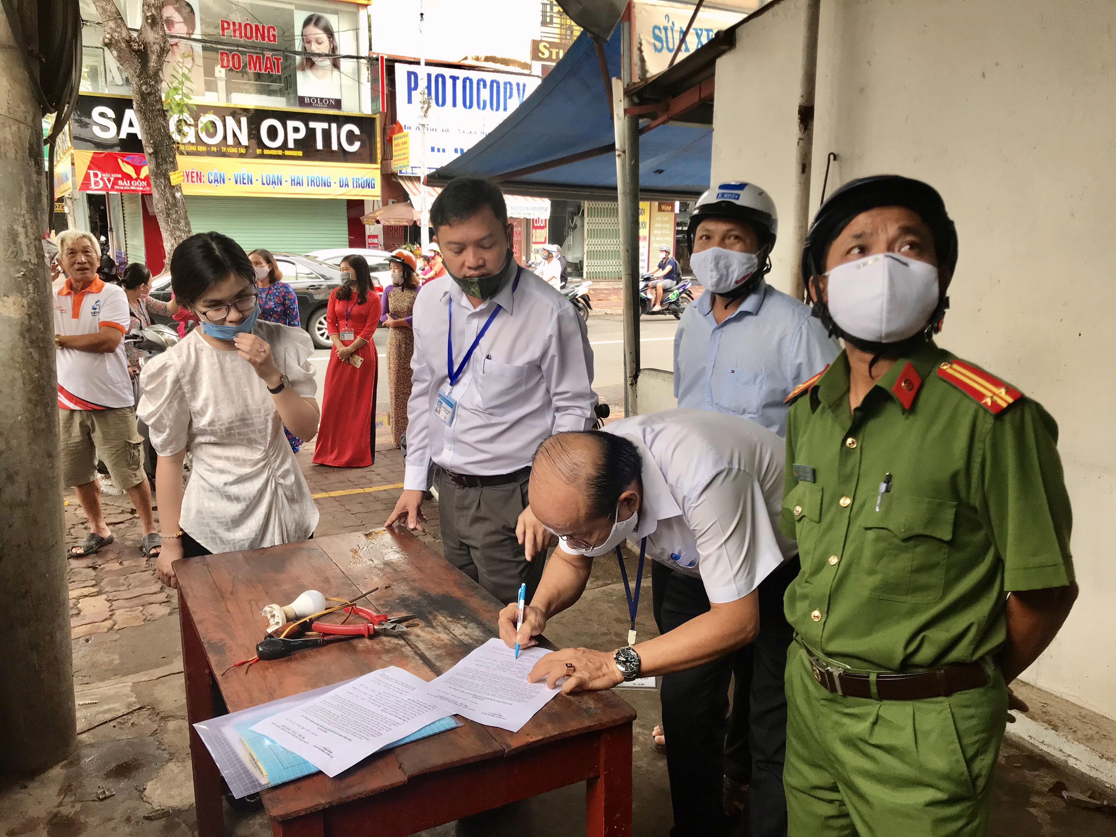 Lập biên bản bàn giao mặt bằng kiot ở 705, Trương Công Định ngày 6/8.