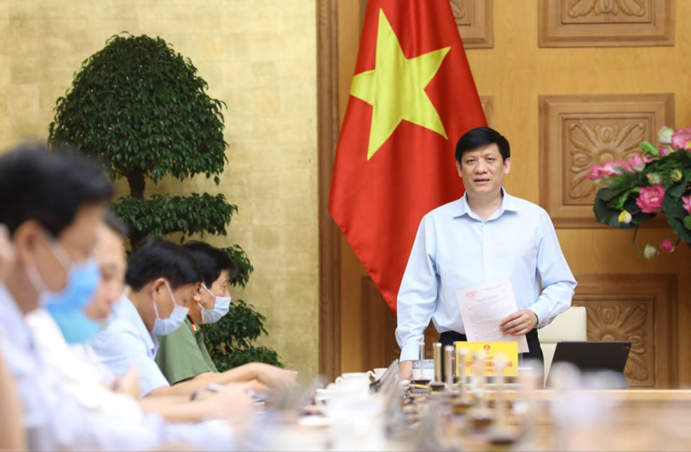 GS.TS Nguyễn Thanh Long, quyền Bộ trưởng Bộ Y tế phát biểu tại phiên họp.