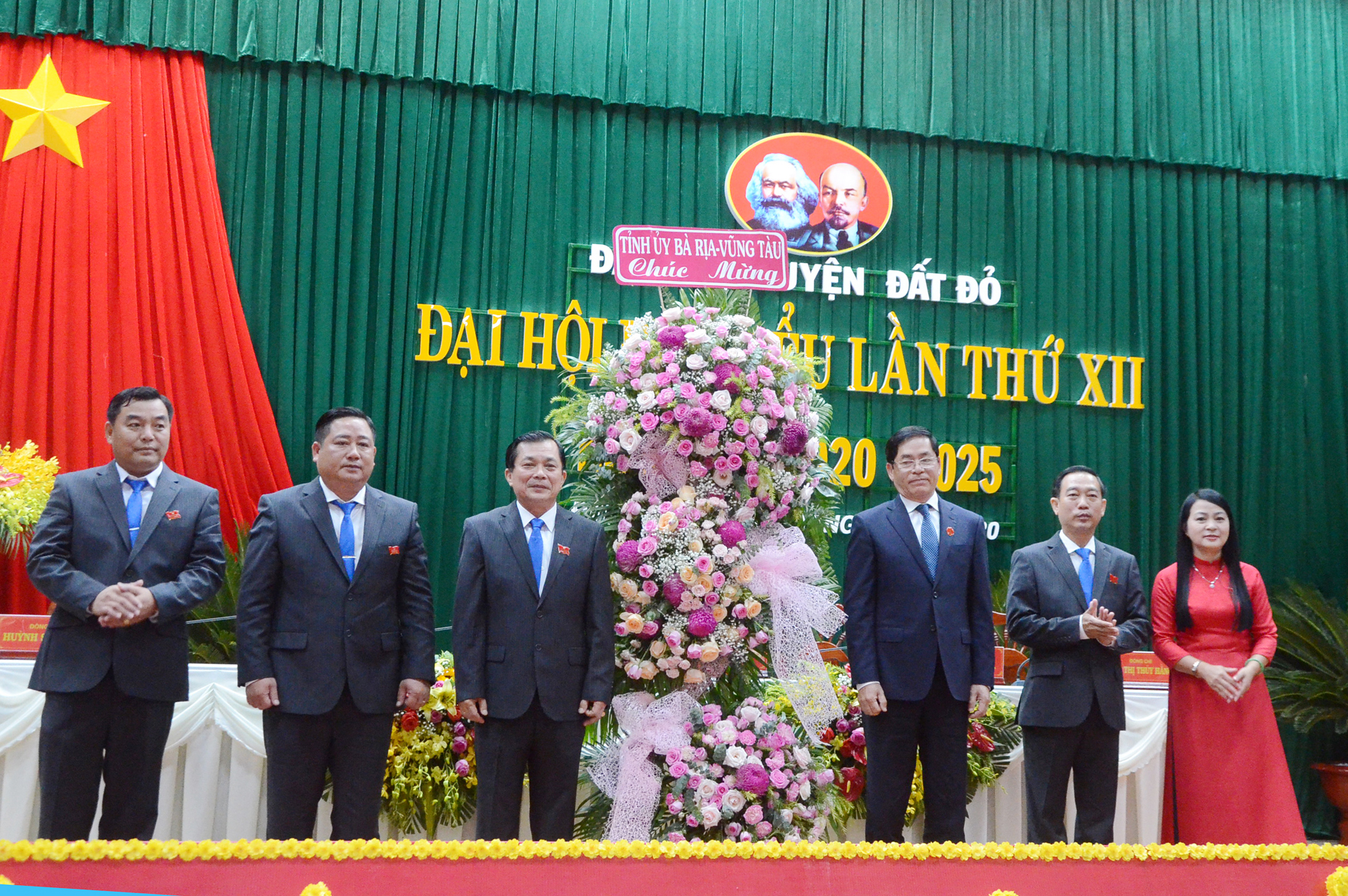 Đồng chí Phạm Viết Thanh, Ủy viên Trung ương Đảng, Bí thư Tỉnh ủy tặng hoa chúc mừng Đại hội.