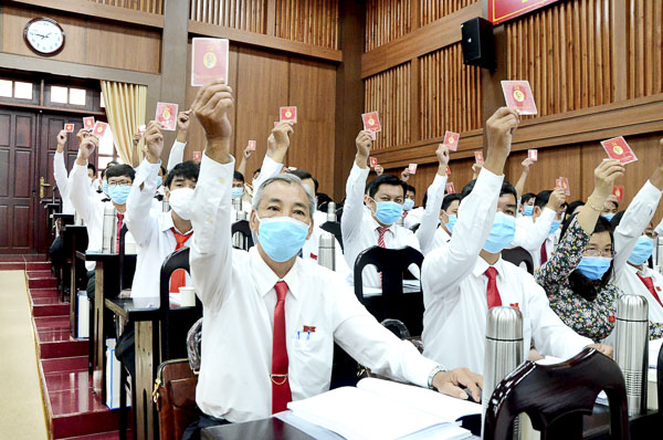 Các đại biểu biểu quyết thông qua Nghị quyết Đại hội Đảng bộ huyện Đất Đỏ lần thứ XII, nhiệm kỳ 2020-2025.
